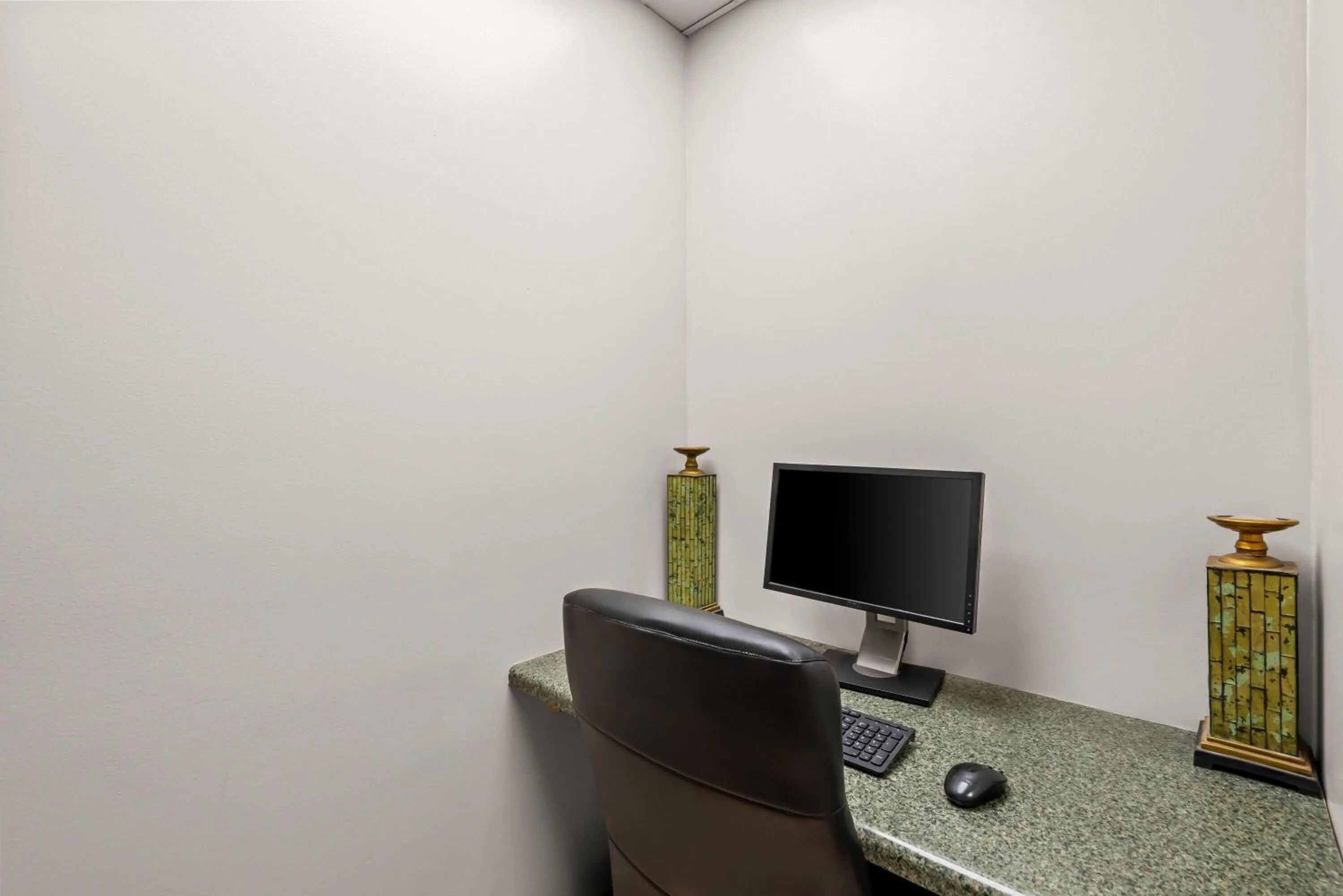 Business facilities in Days Inn & Suites by Wyndham Cedar Rapids