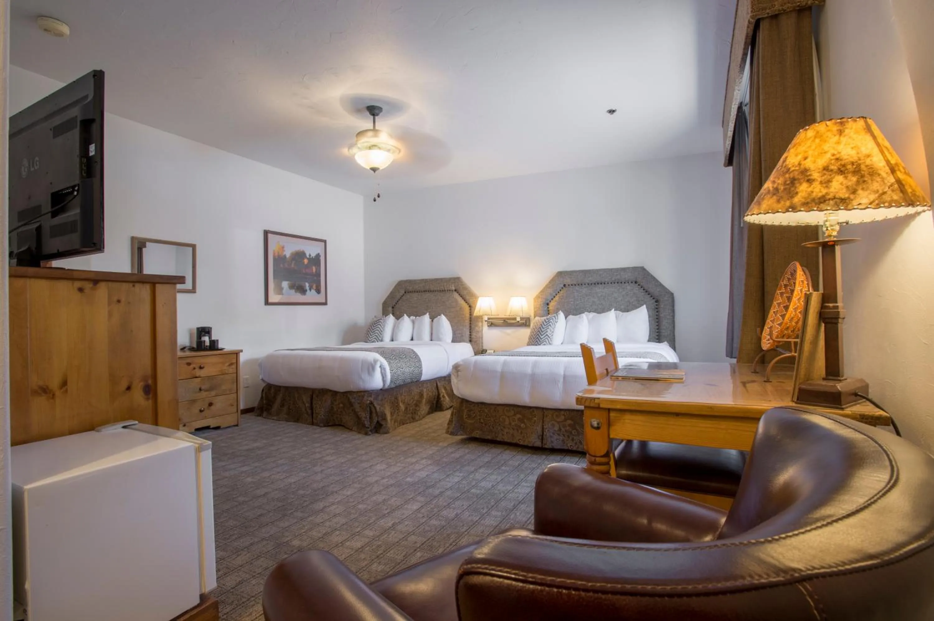 Seating area, Bed in Table Mountain Inn