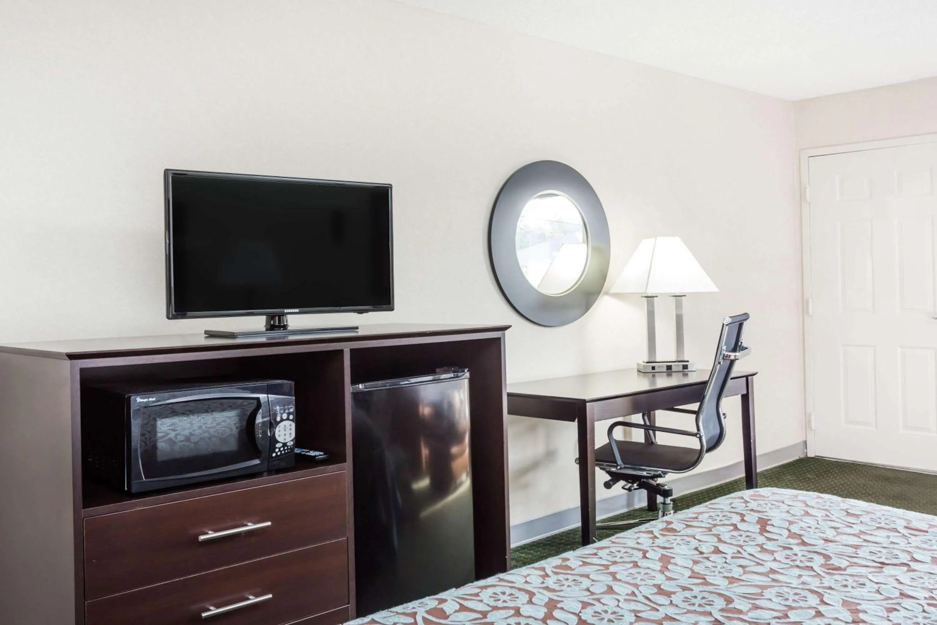 Photo of the whole room, Bed in Days Inn by Wyndham Hendersonville