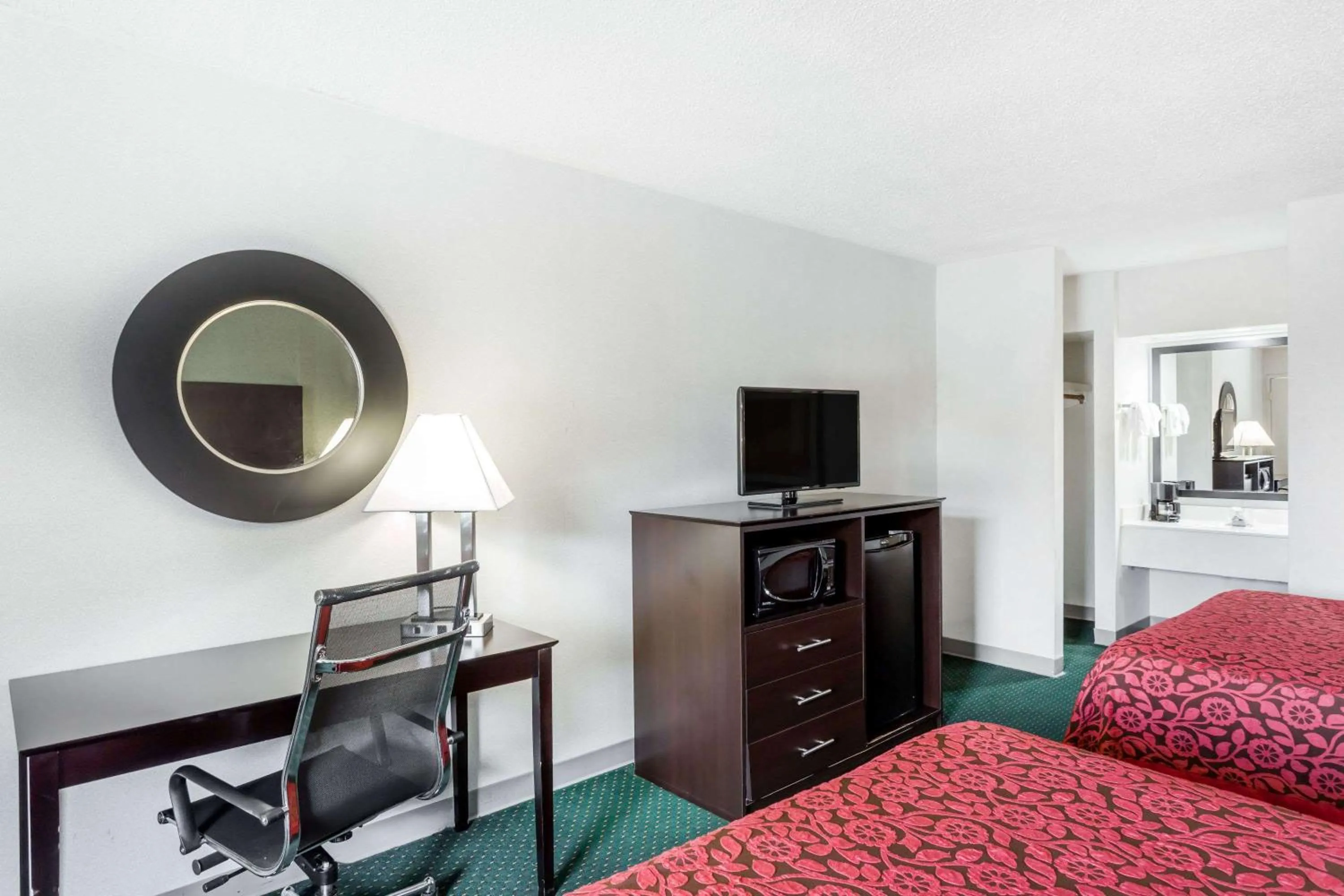 Photo of the whole room, Bed in Days Inn by Wyndham Hendersonville