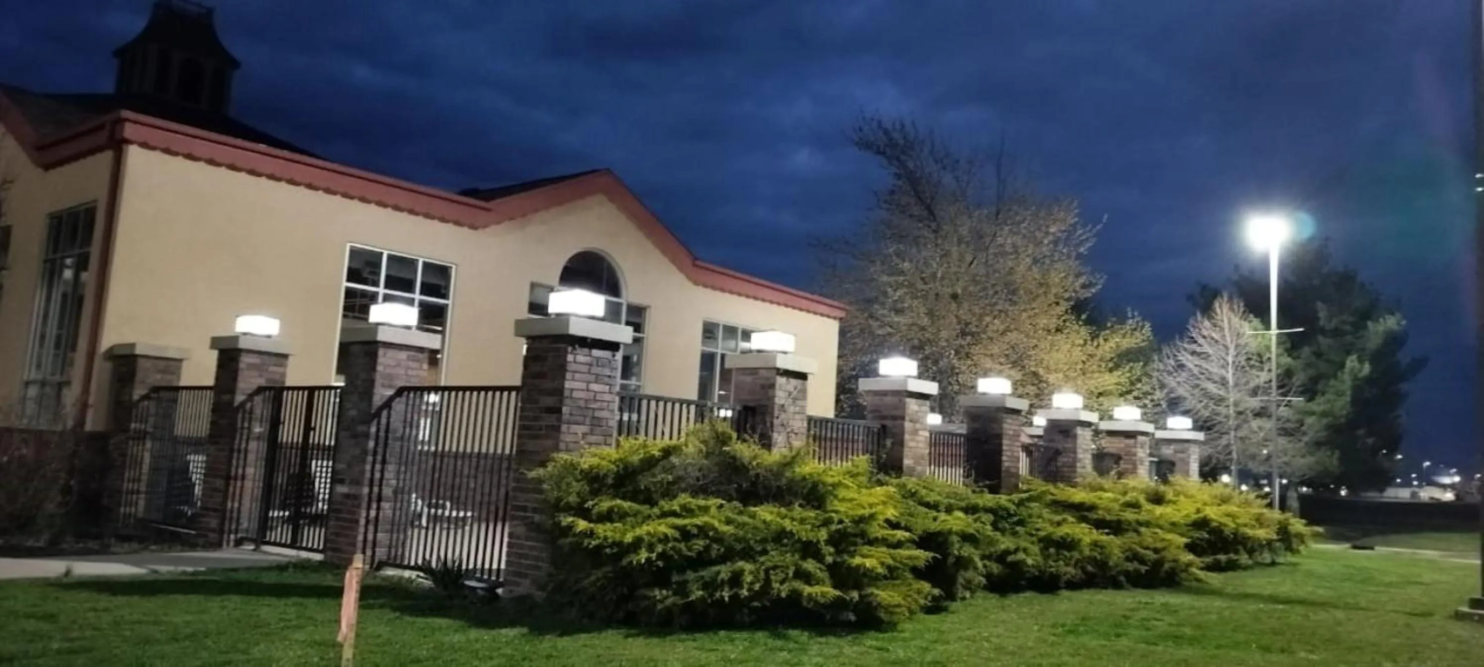 Property building in Quality Inn & Suites Carthage near Precious Moments Chapel