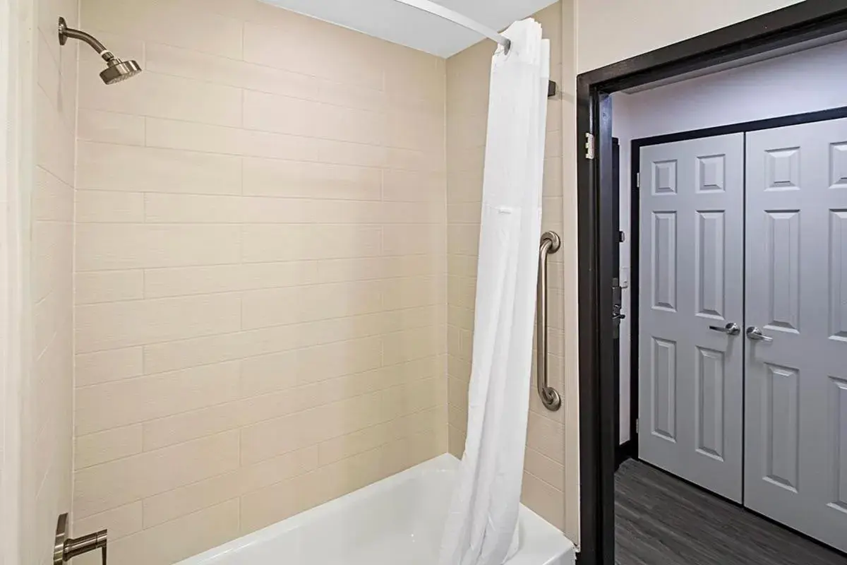 Queen Room with Two Queen Beds - Non-Smoking in Wingate by Wyndham Macon I-75 Queen Room with Two Queen Beds - Non-Smoking in Wingate by Wyndham Macon I-75