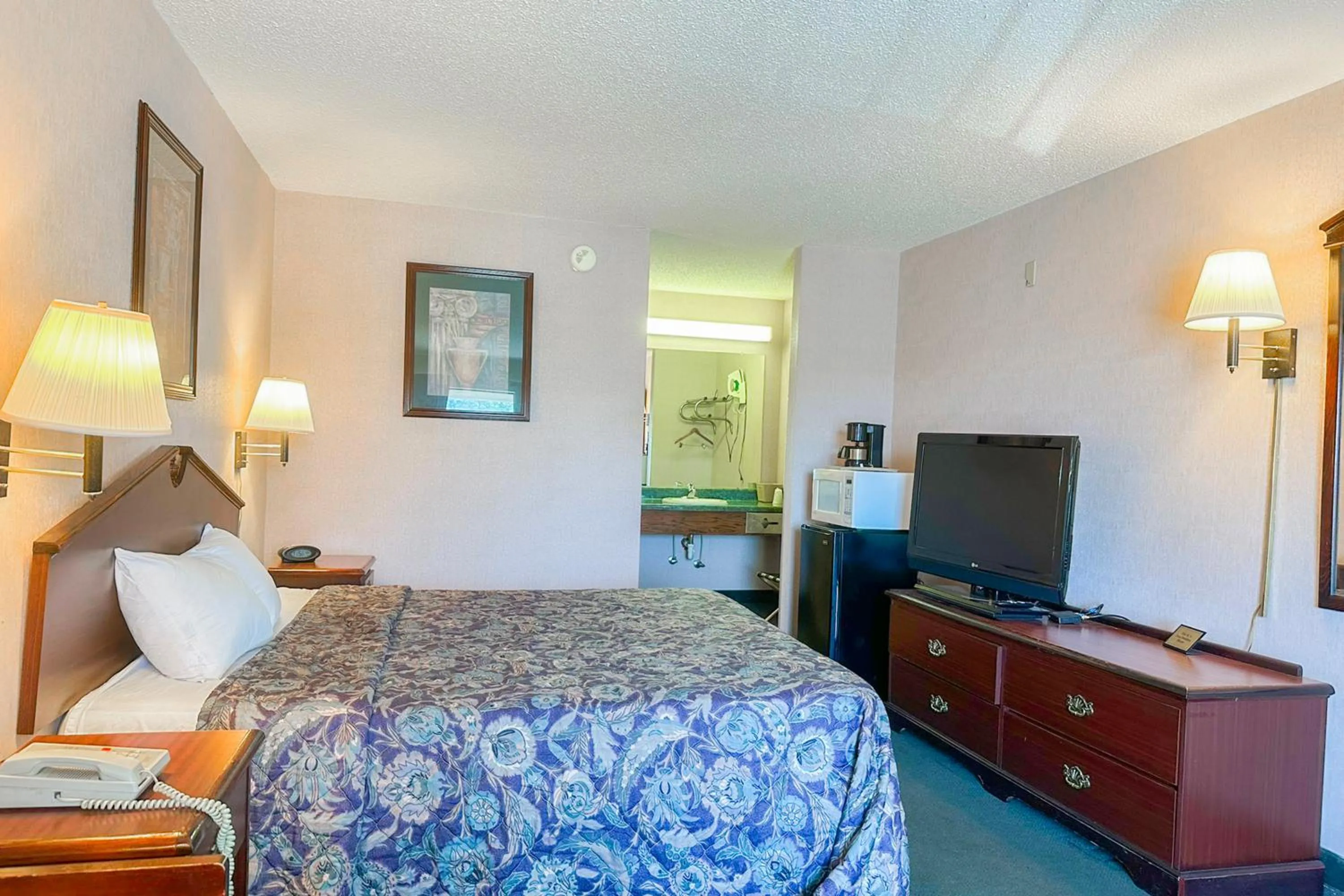 Bedroom, Bed in OYO Hotel East Macon I-75