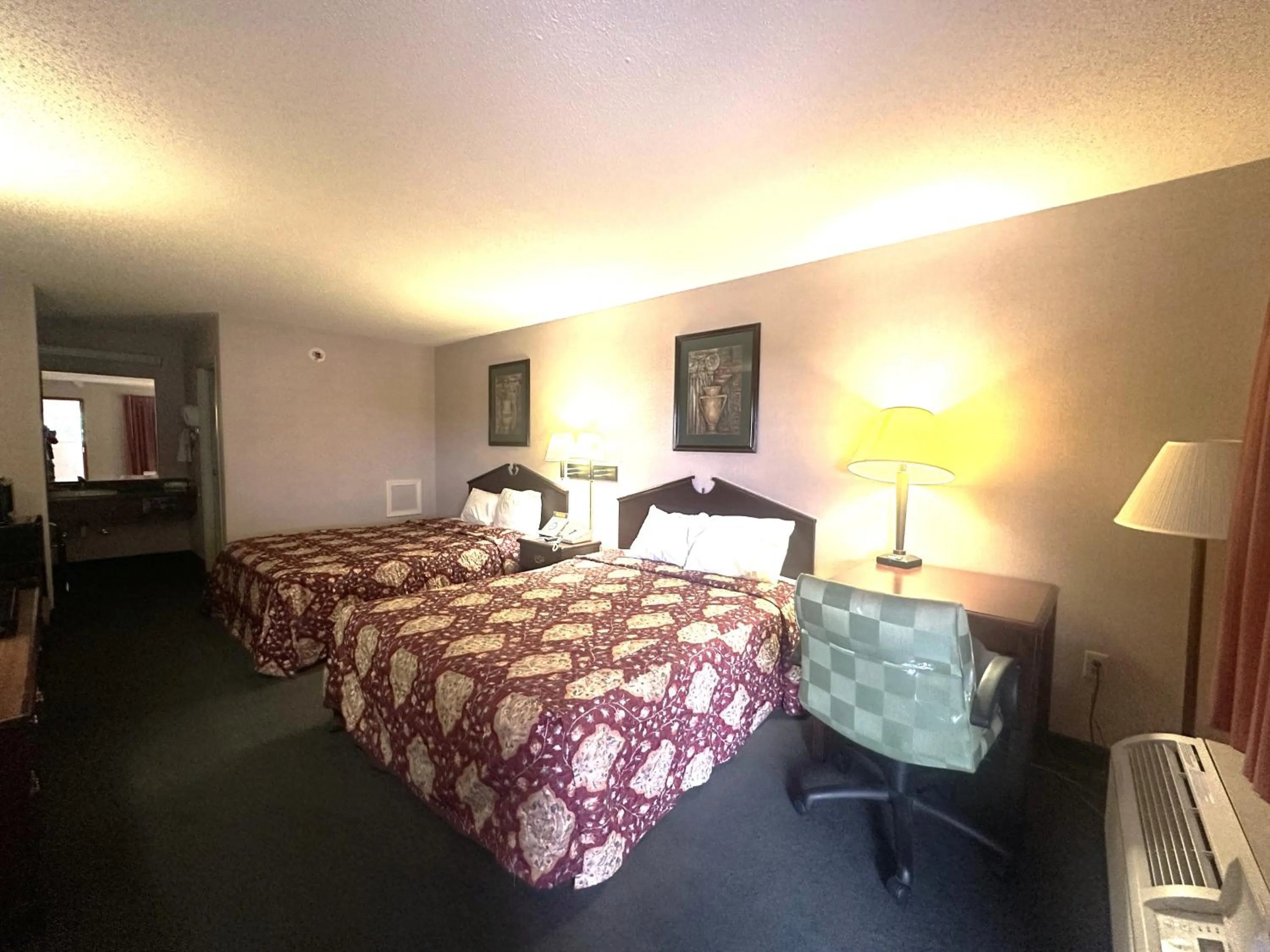 Bedroom, Bed in OYO Hotel East Macon I-75