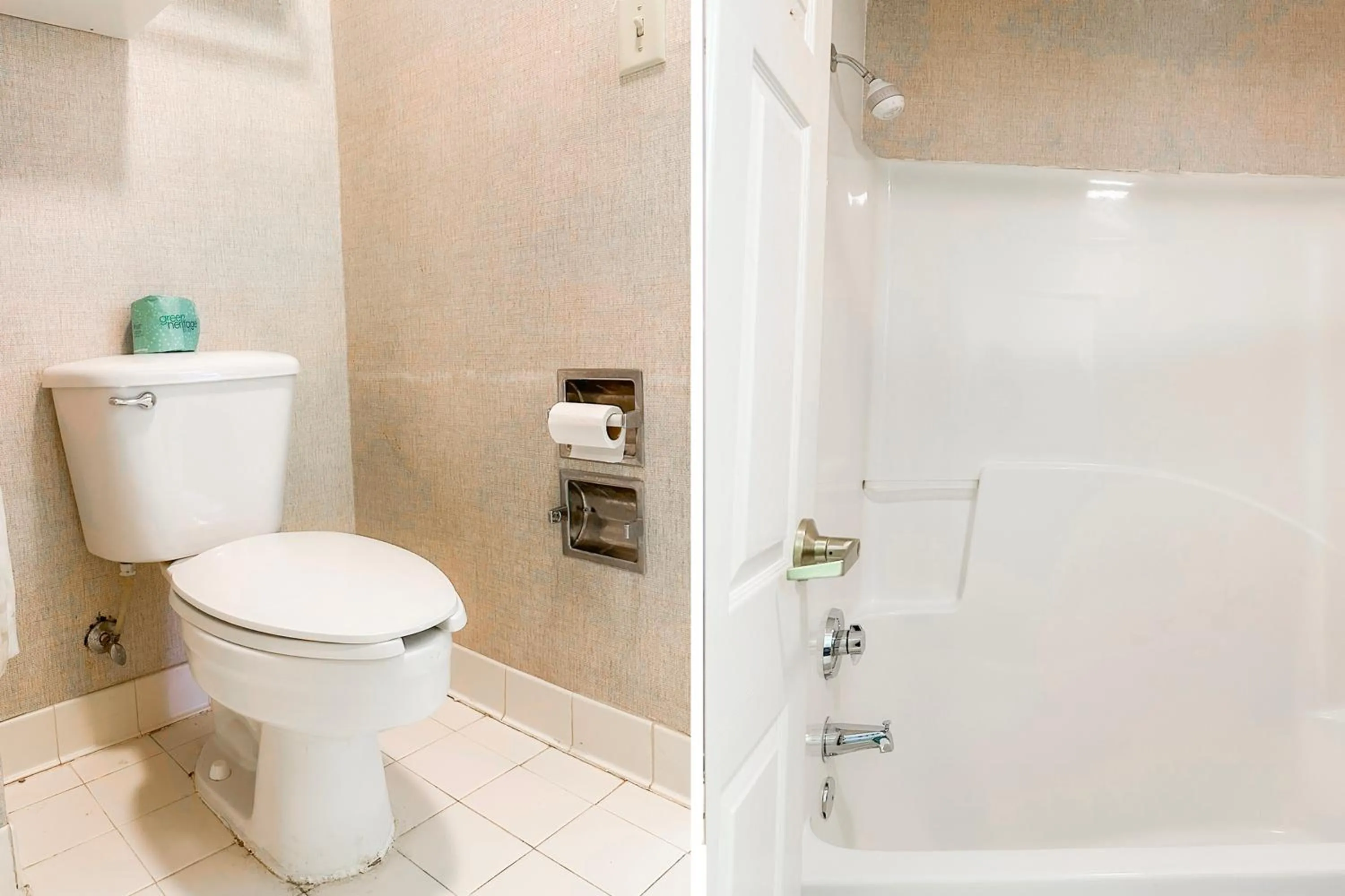 Bathroom in OYO Hotel East Macon I-75