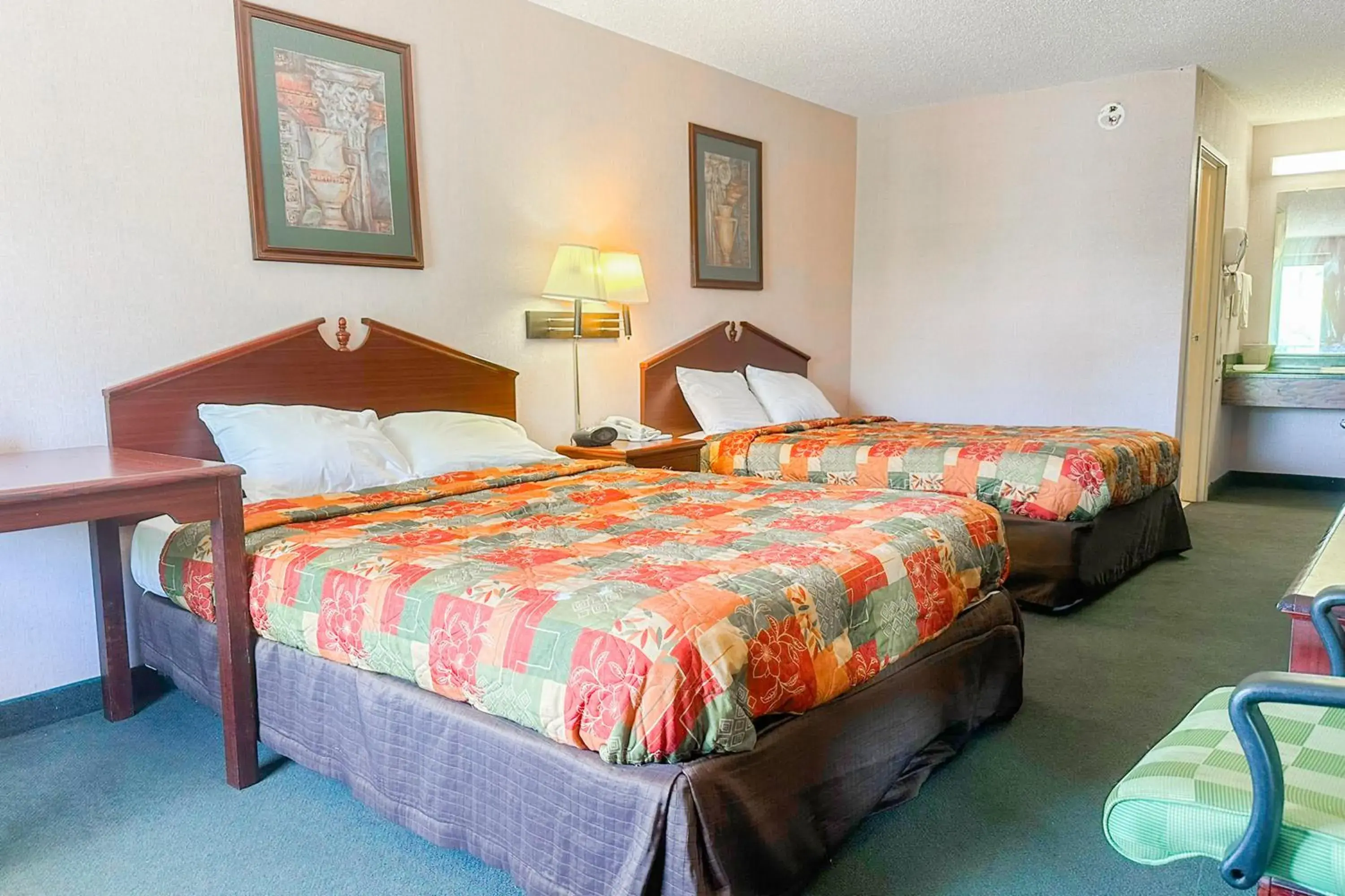 Standard Quadruple Room in OYO Hotel East Macon I-75 Standard Quadruple Room in OYO Hotel East Macon I-75