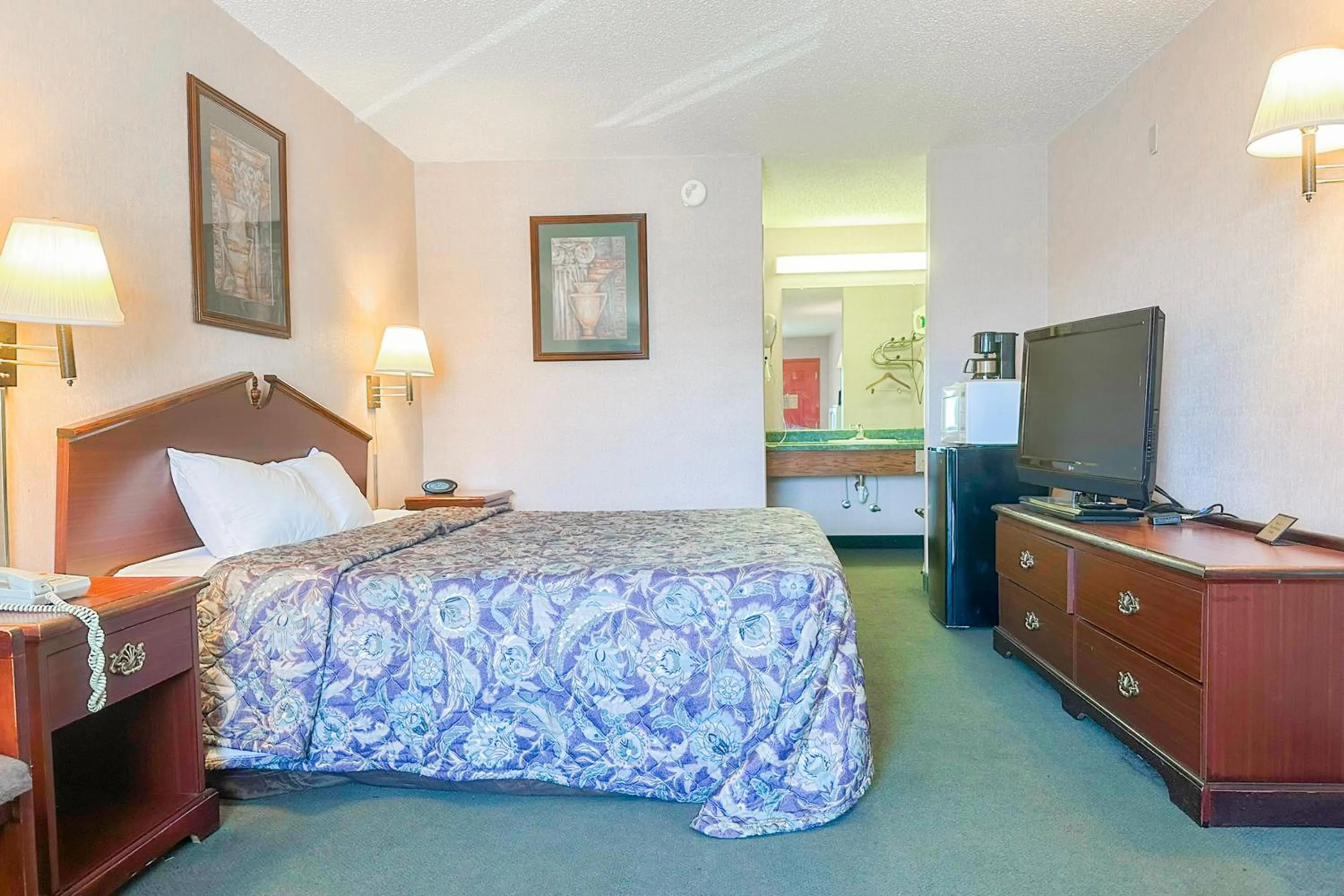 Bedroom, Bed in OYO Hotel East Macon I-75