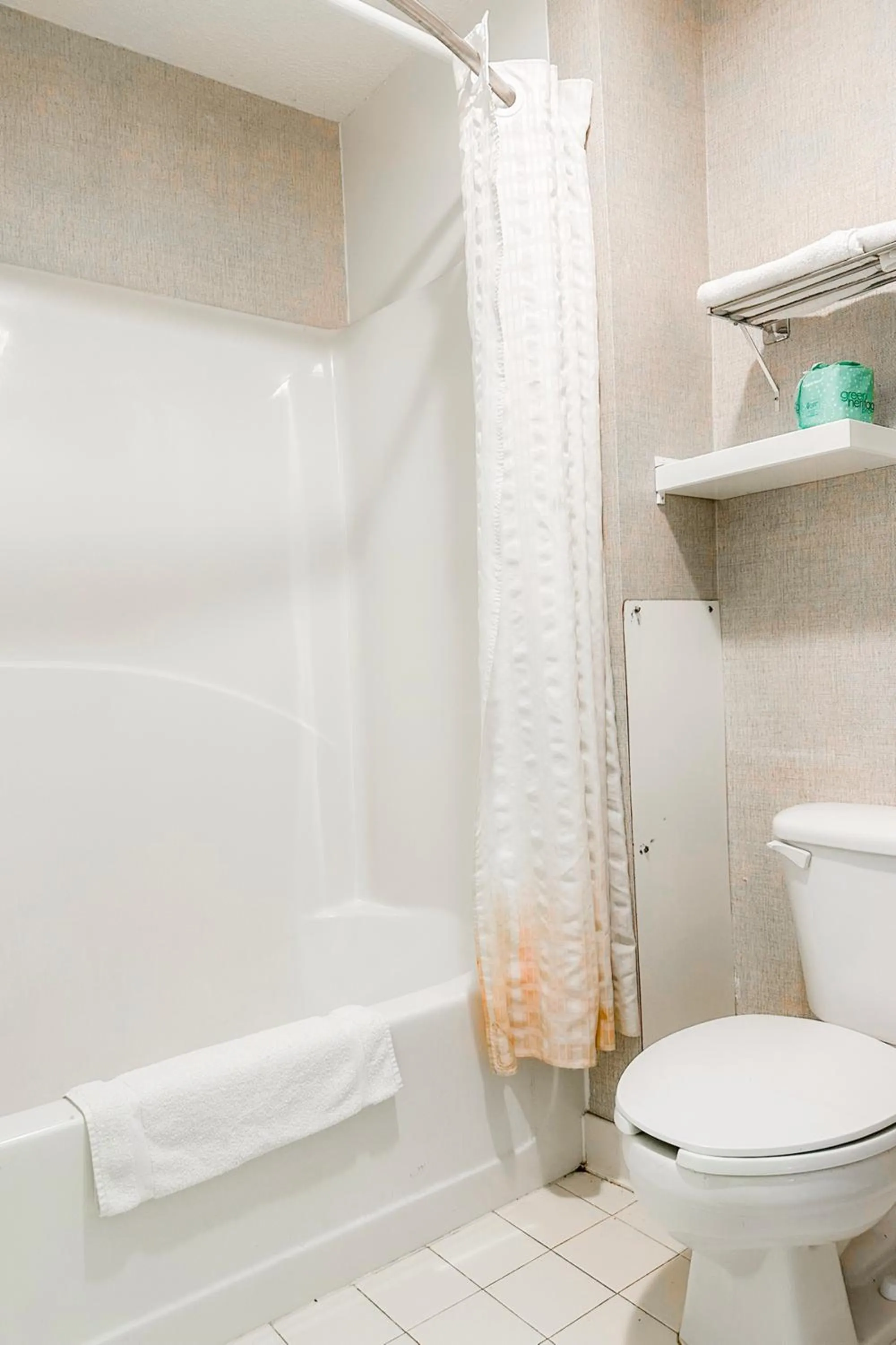 Bathroom in OYO Hotel East Macon I-75