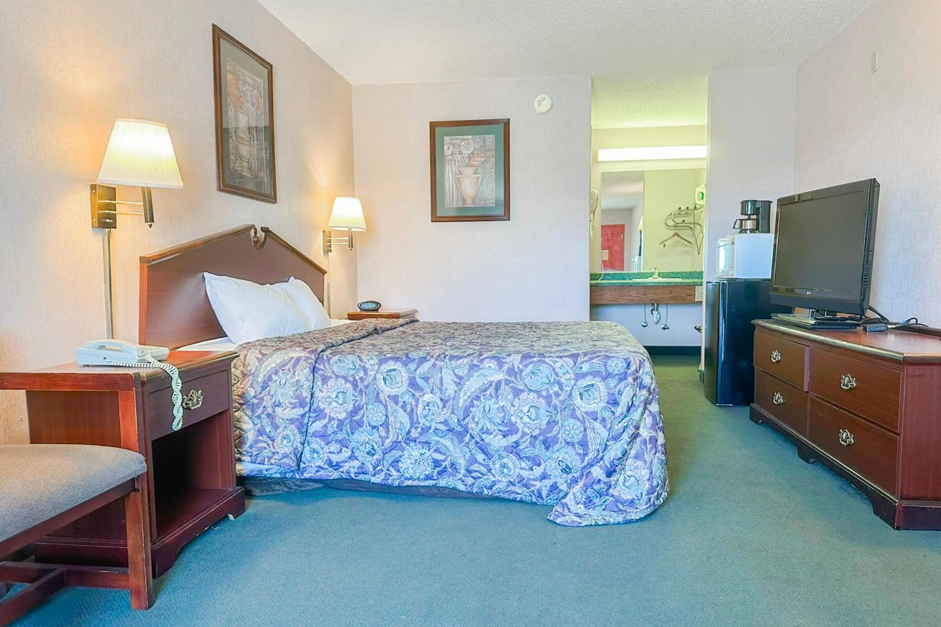 Bedroom, Bed in OYO Hotel East Macon I-75