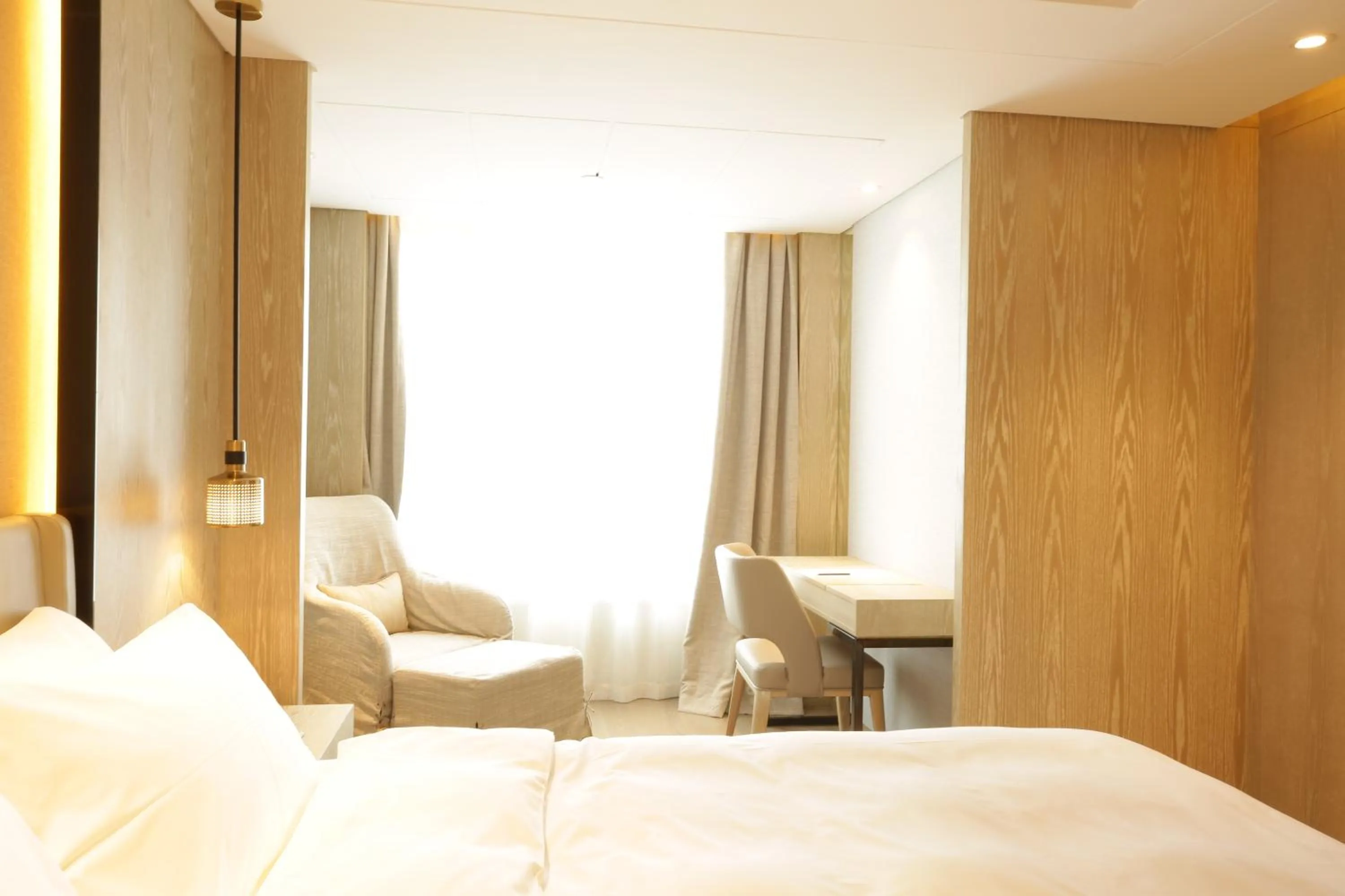 Bedroom, Bed in Shenzhen FY Hotel