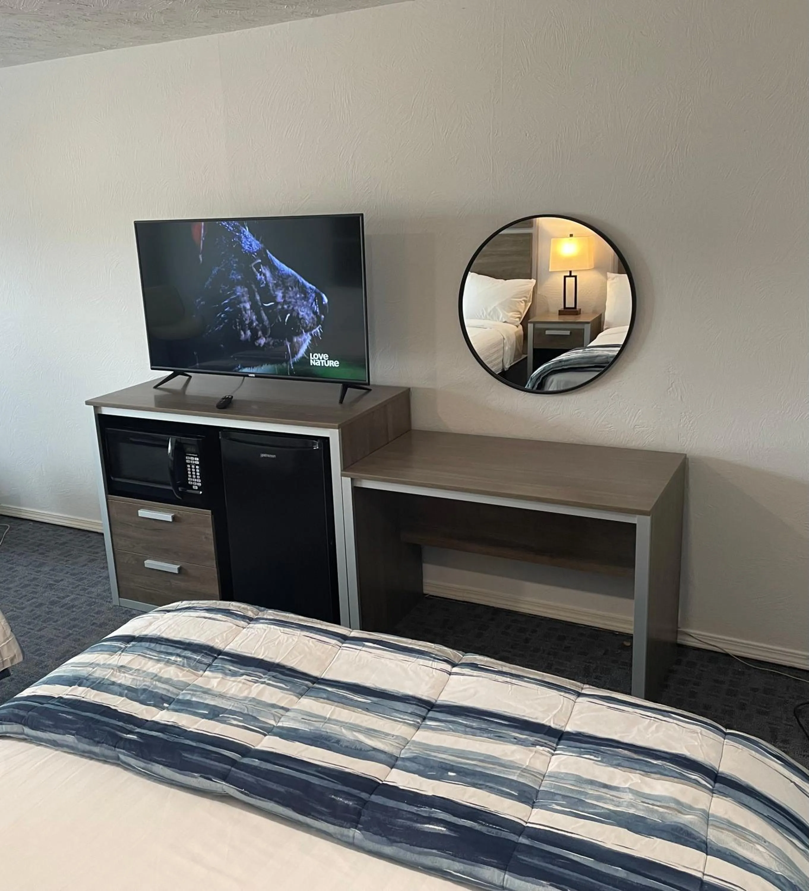 TV and multimedia, Bed in Americas Best Value Inn Polson