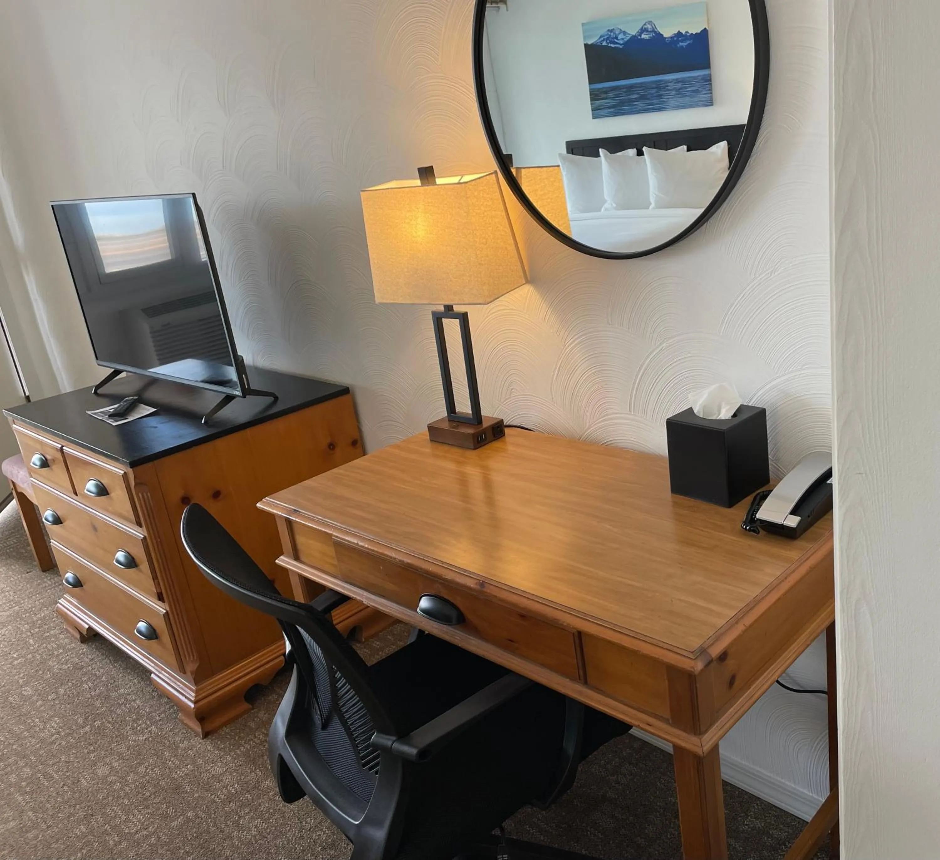 TV and multimedia in Americas Best Value Inn Polson