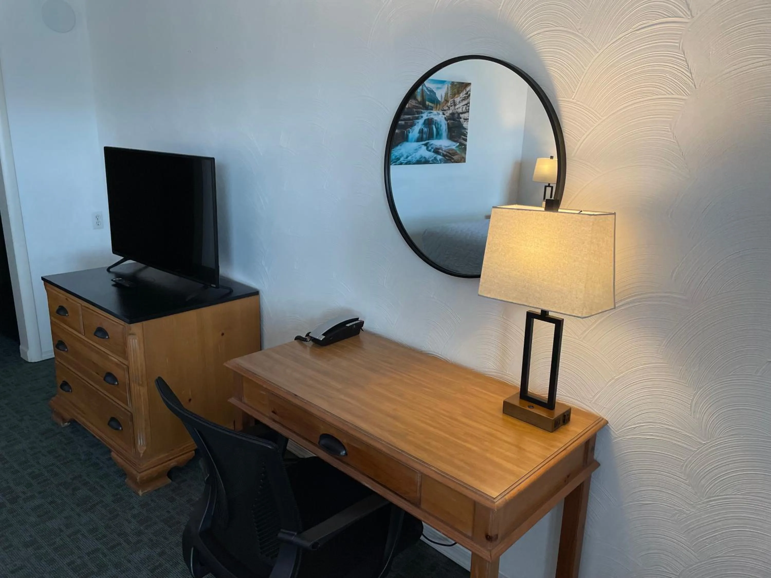 TV and multimedia in Americas Best Value Inn Polson