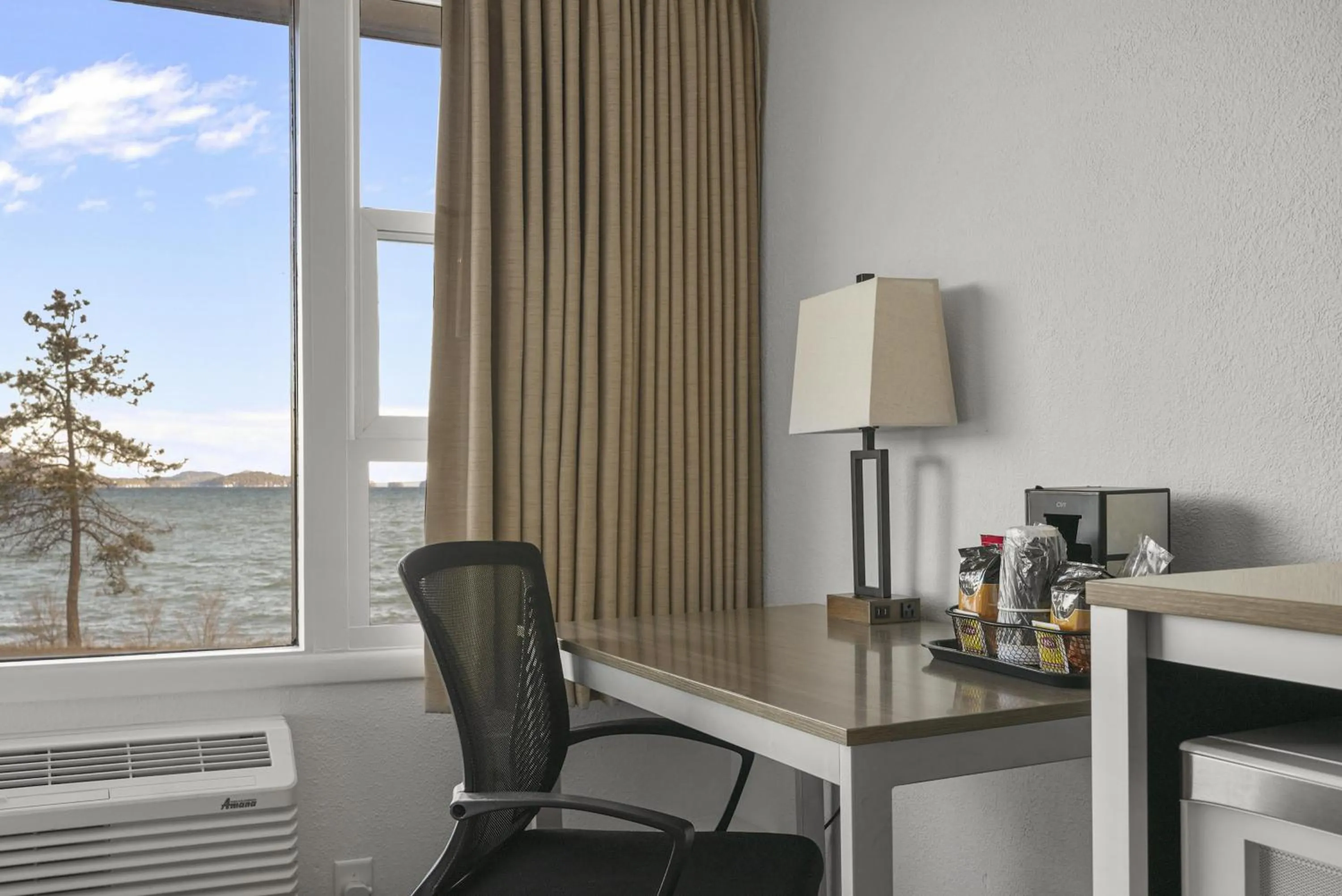 Bedroom in Americas Best Value Inn Polson