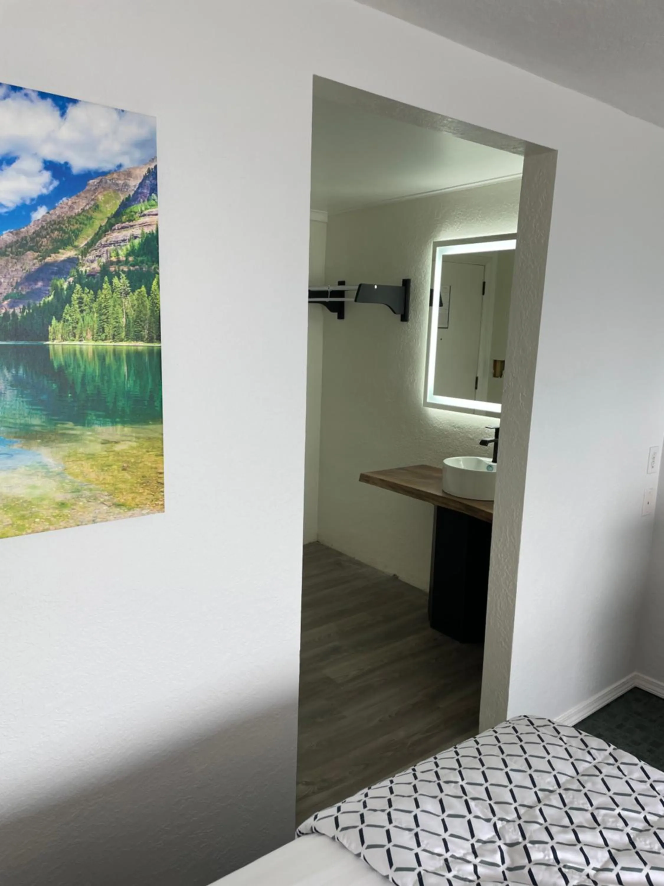 Bathroom, Bed in Americas Best Value Inn Polson