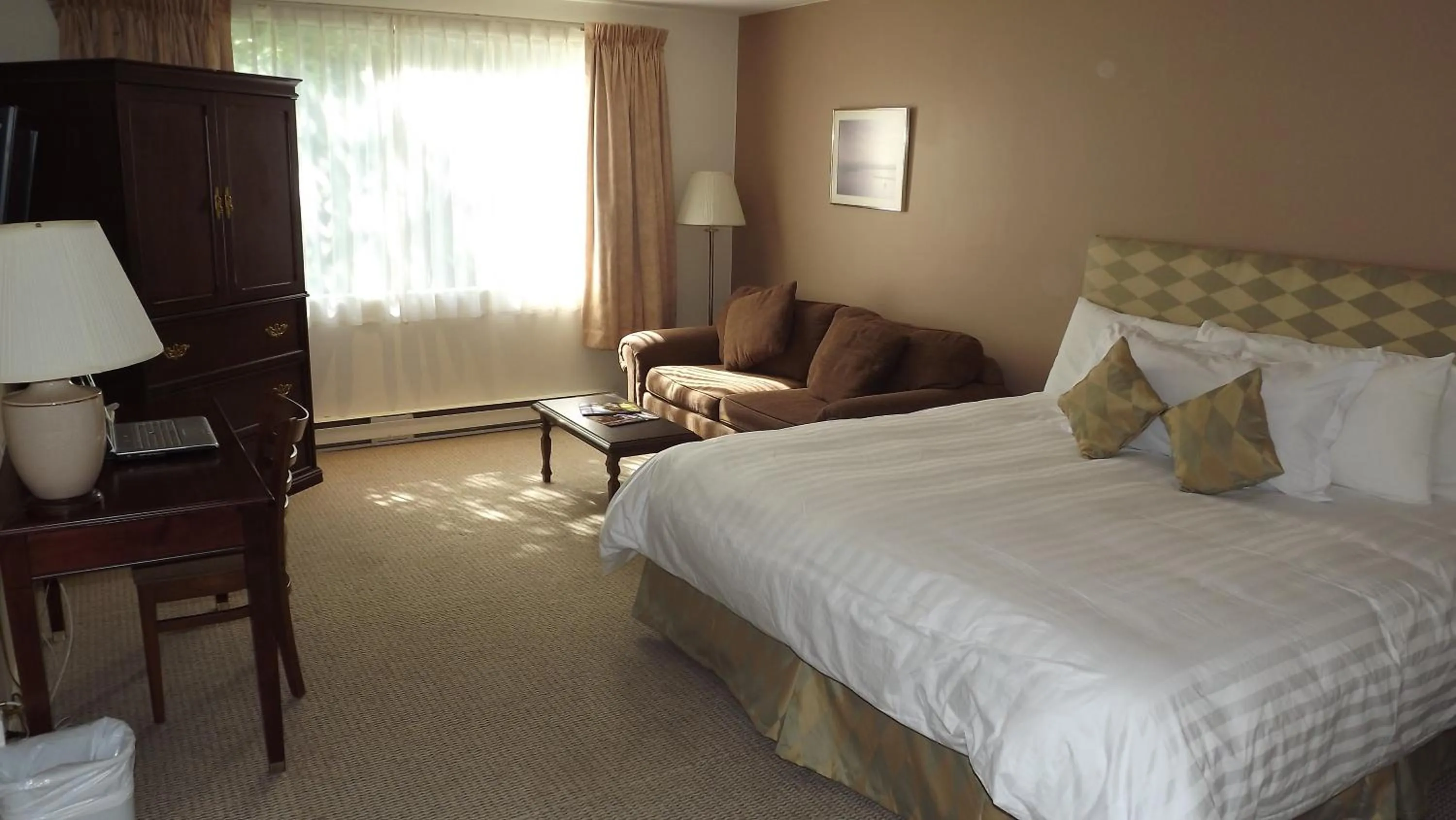 Photo of the whole room, Bed in The Pacific Inn