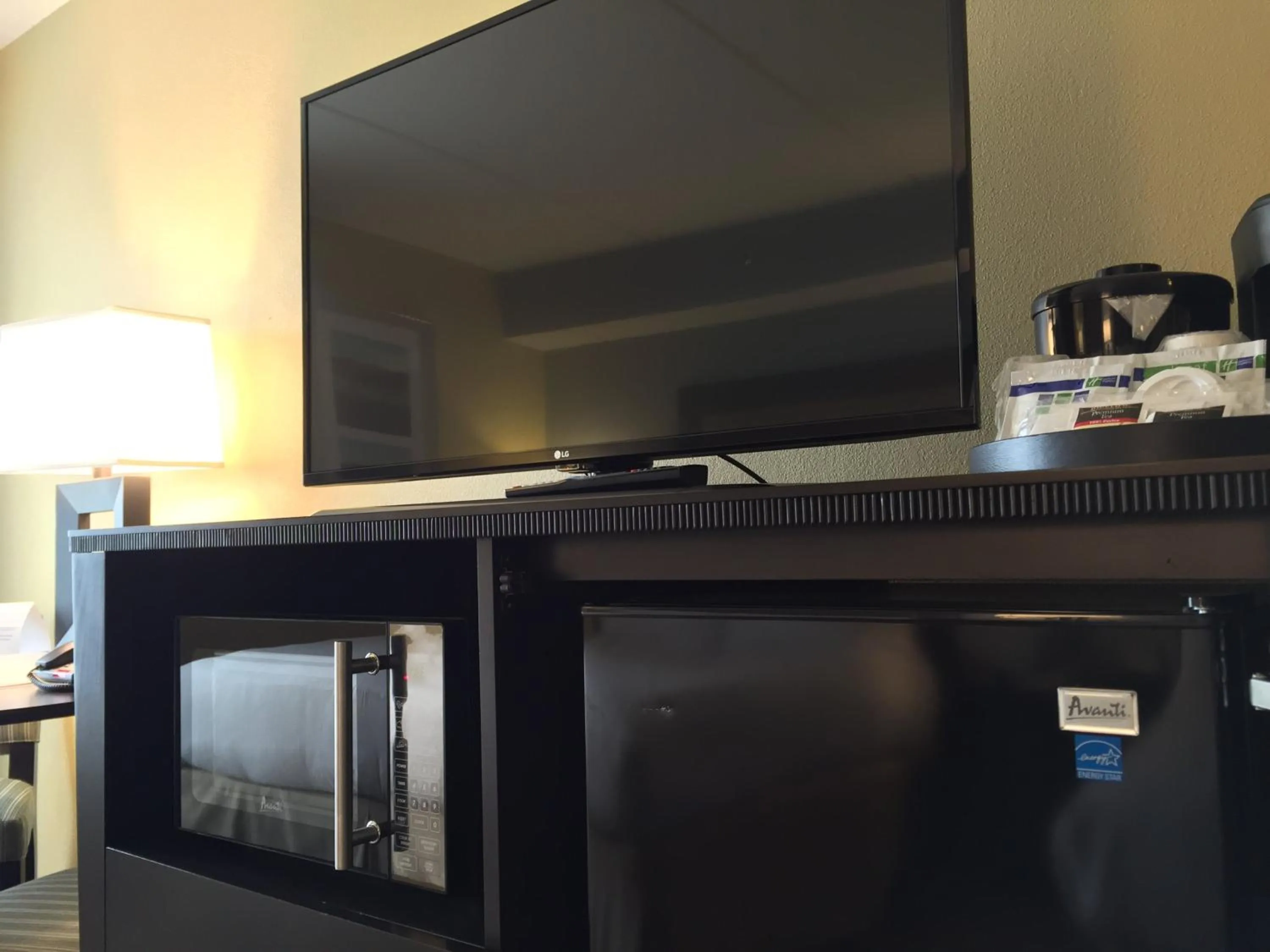 microwave in Holiday Inn Express Chicago NW - Arlington Heights by IHG