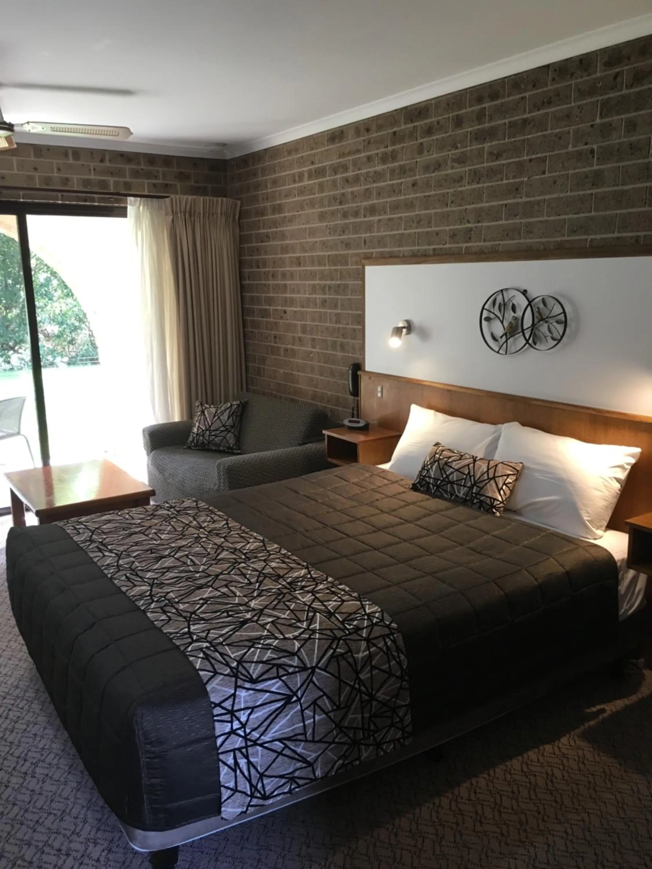 Queen Room in Idlewilde Town & Country Motor Inn