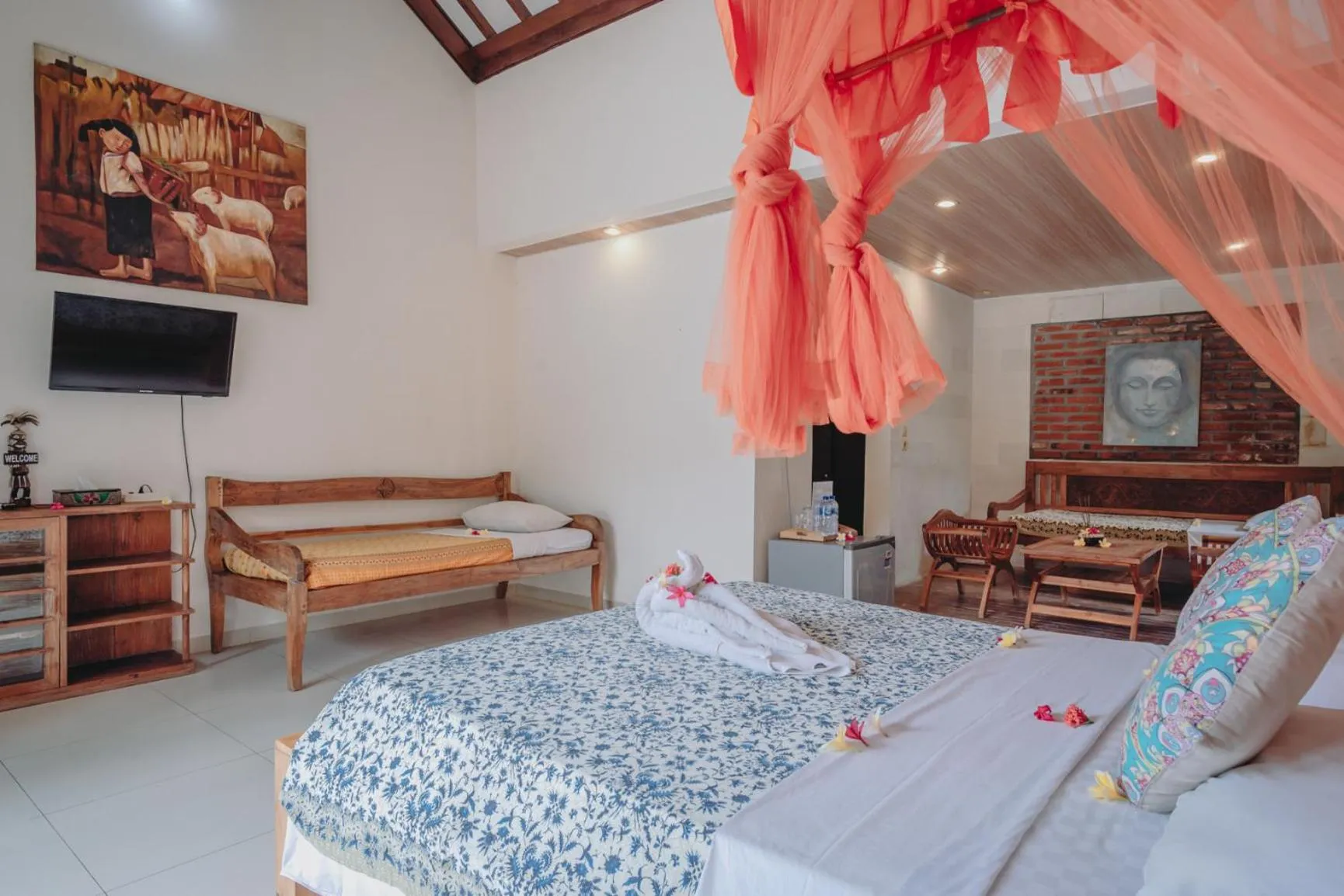 Bed in Frangipani Beach Hotel