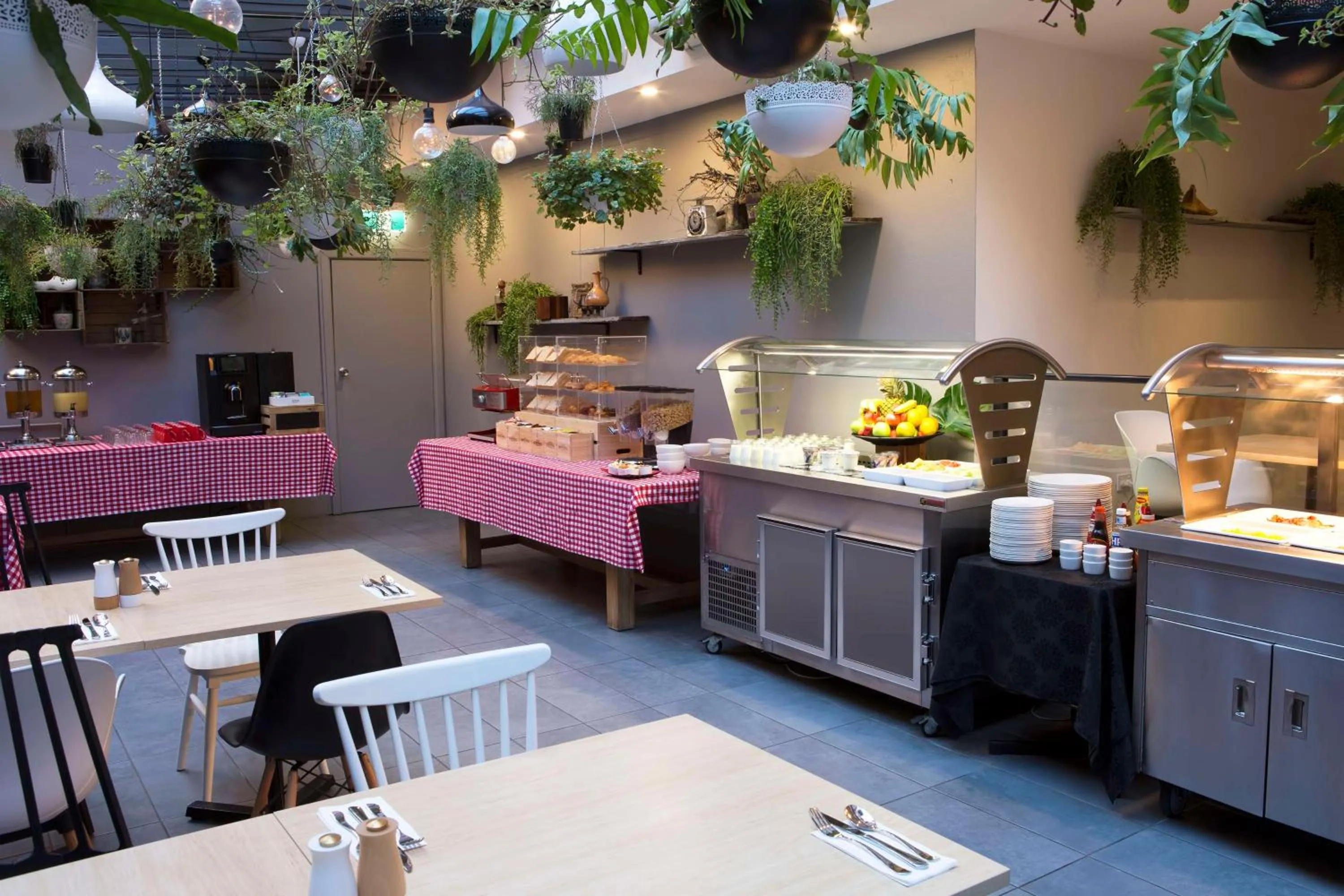 Food and drinks in Metro Aspire Hotel Sydney