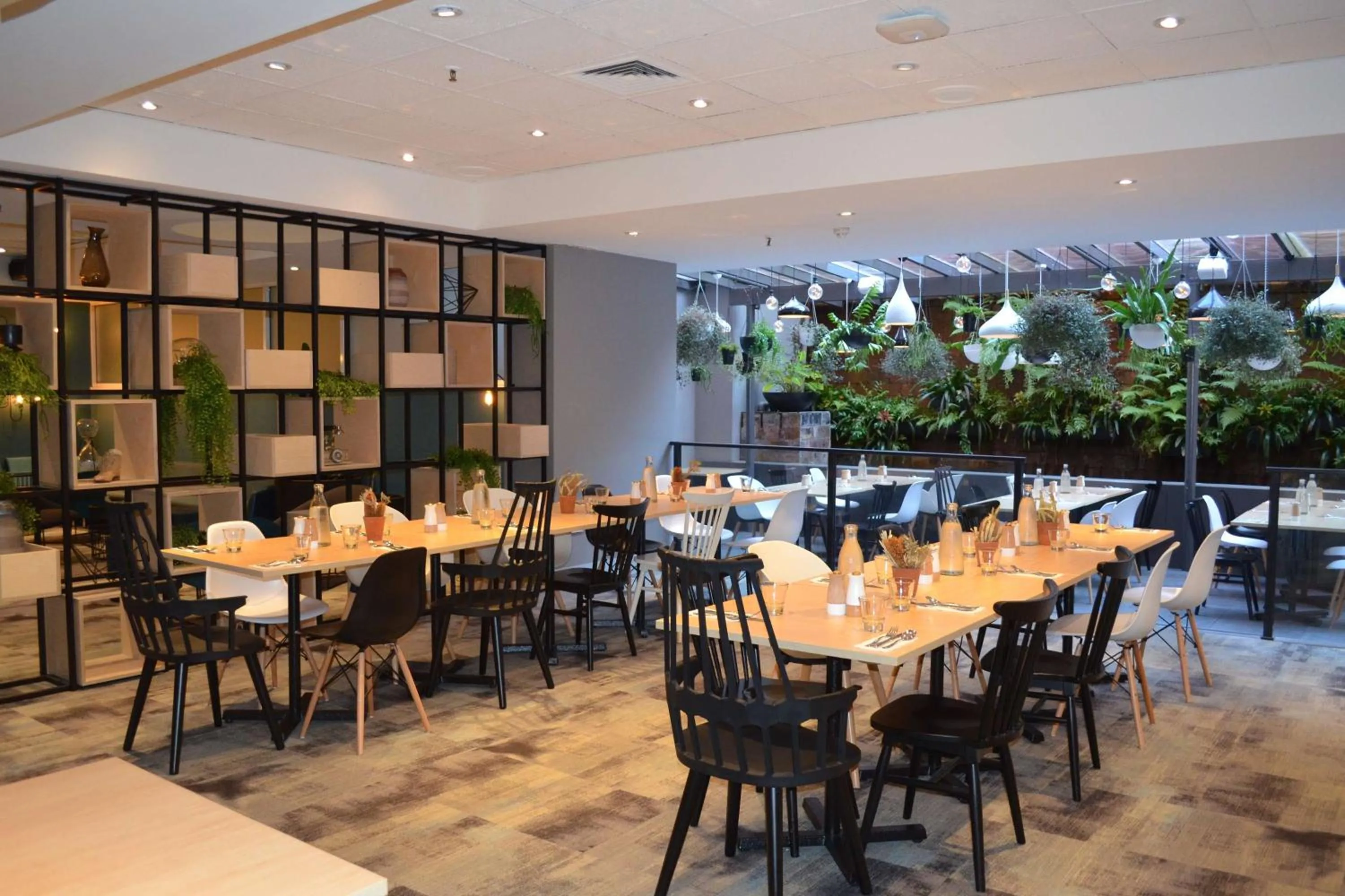 Restaurant/places to eat in Metro Aspire Hotel Sydney