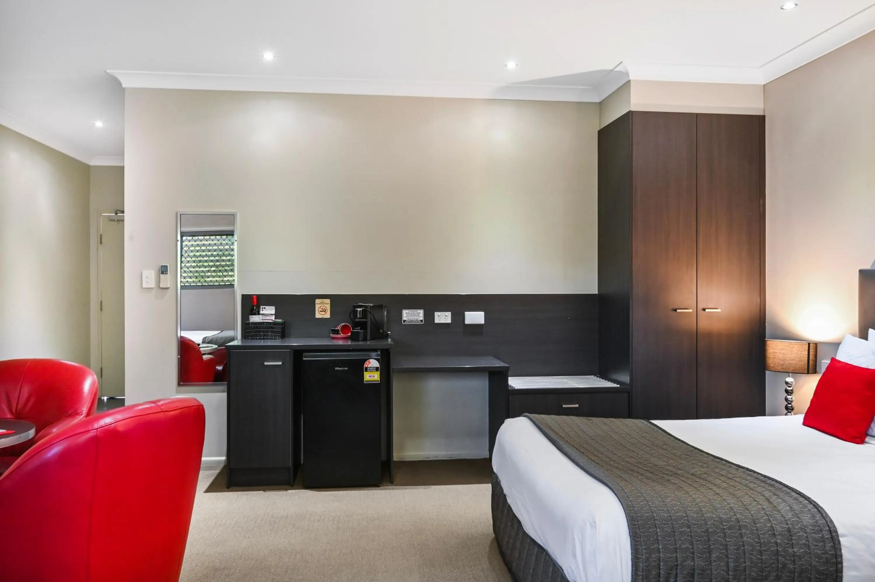 Living room, Bed in Platinum International