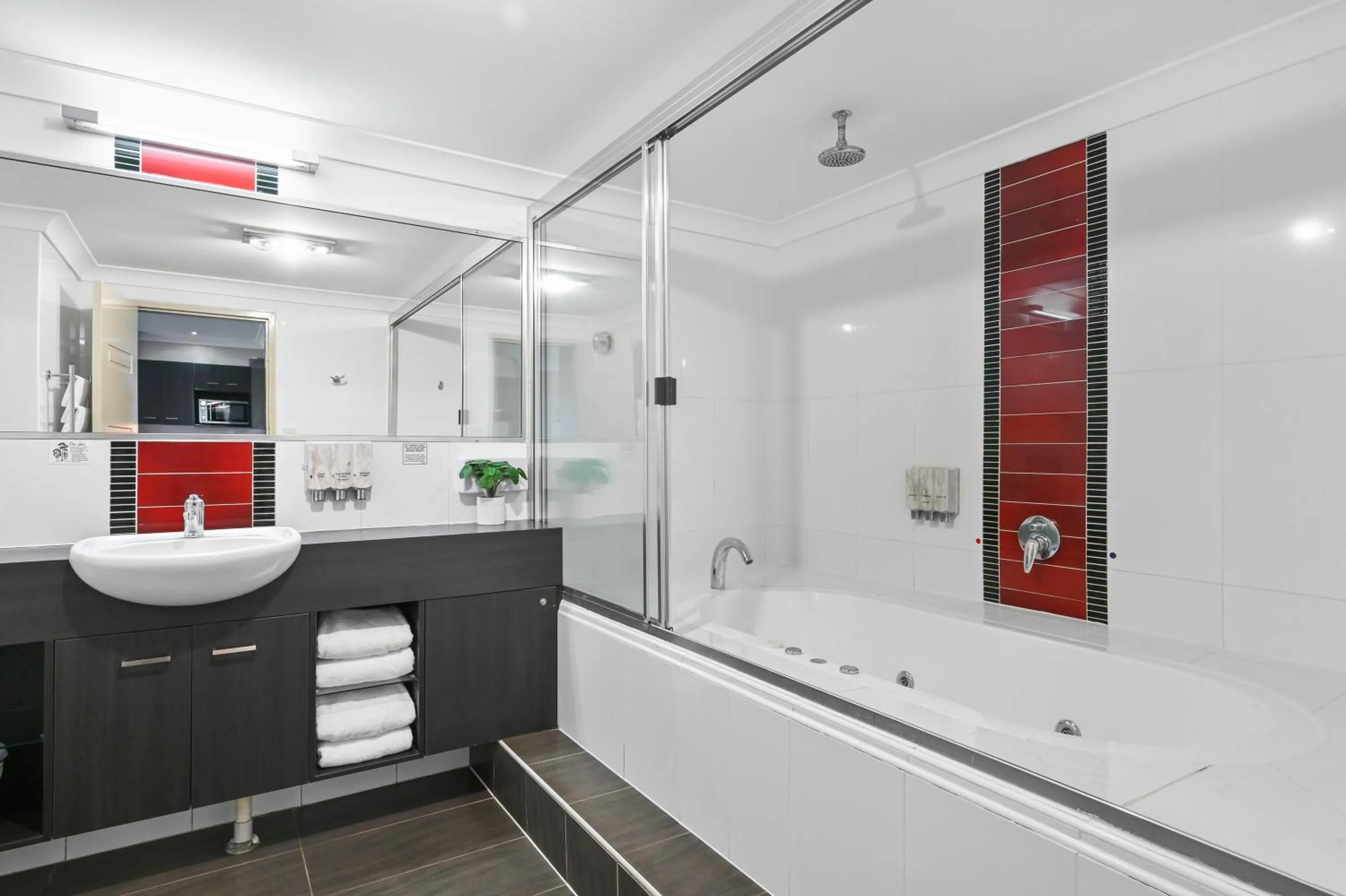 Shower in Platinum International