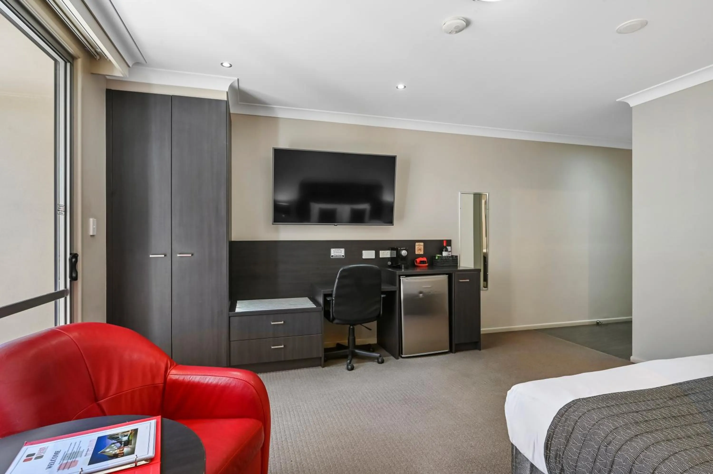 Photo of the whole room, Bed in Platinum International