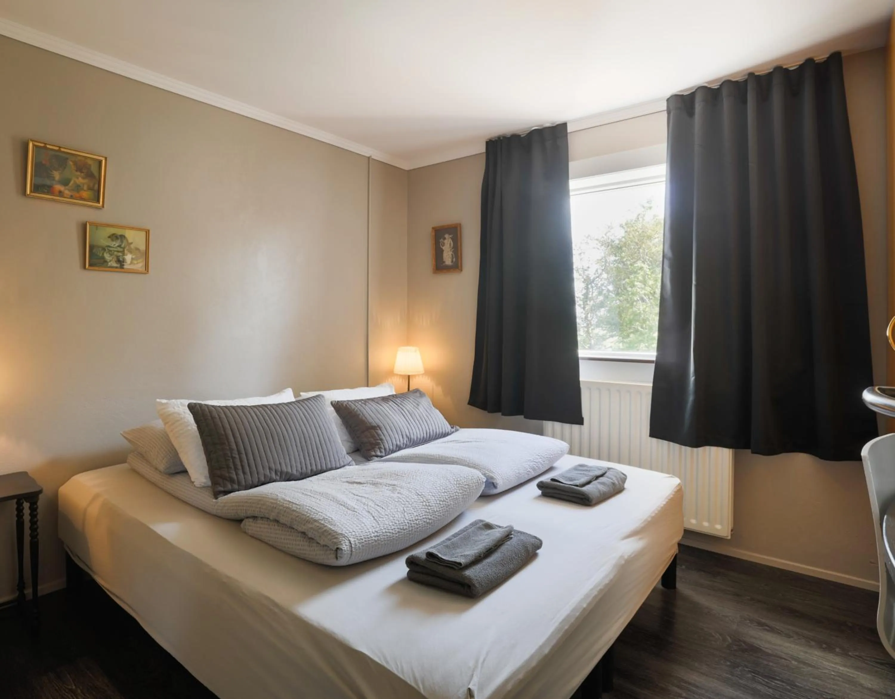 Dining area, Bed in Karuna Guesthouse