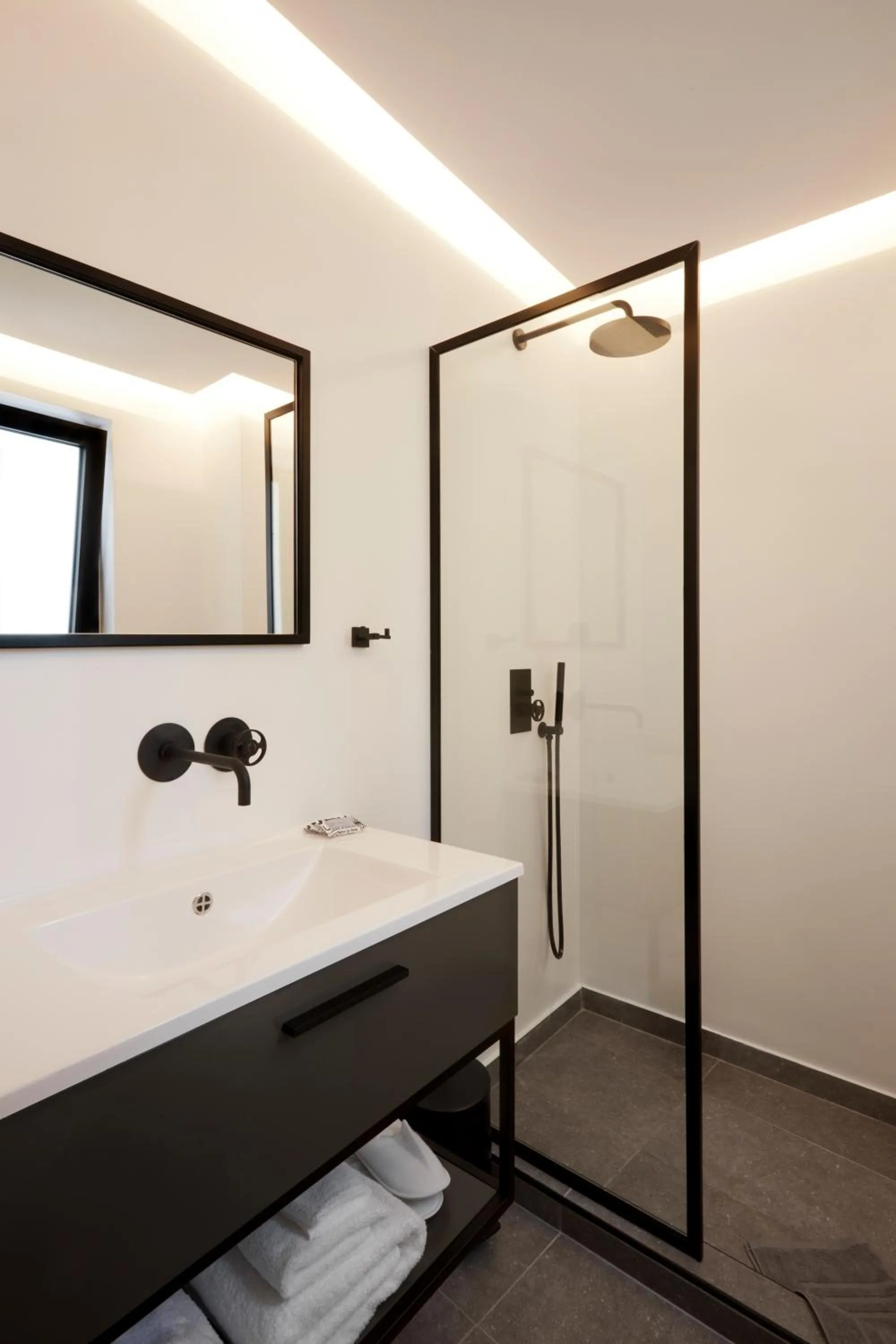 Shower, Bed in The Artist Athens