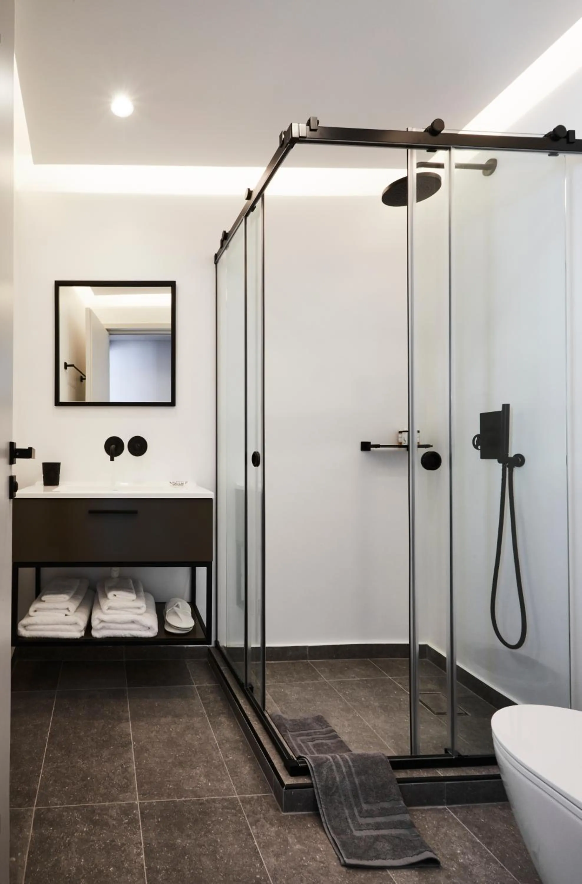 Shower in The Artist Athens