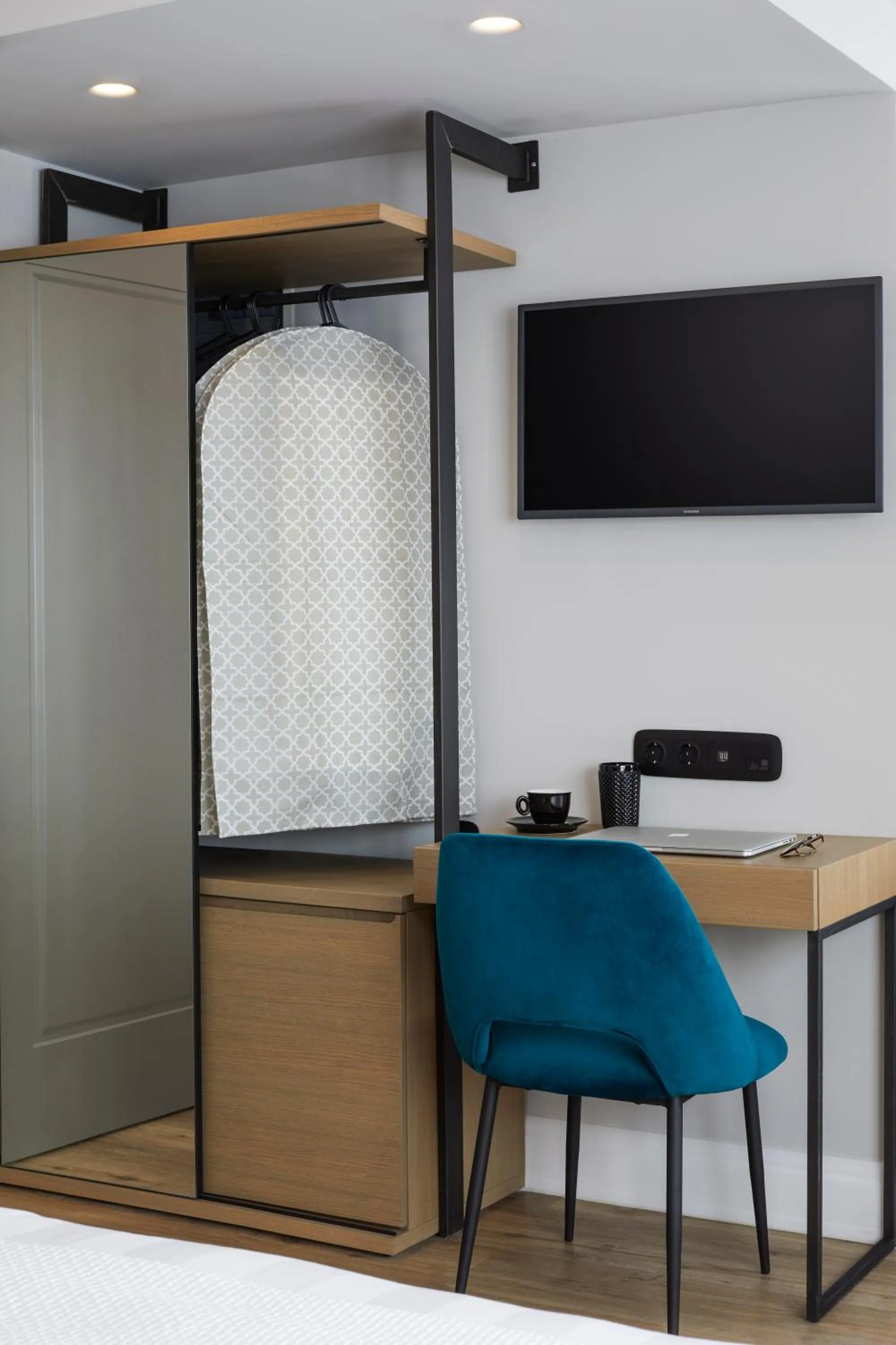 TV and multimedia in The Artist Athens