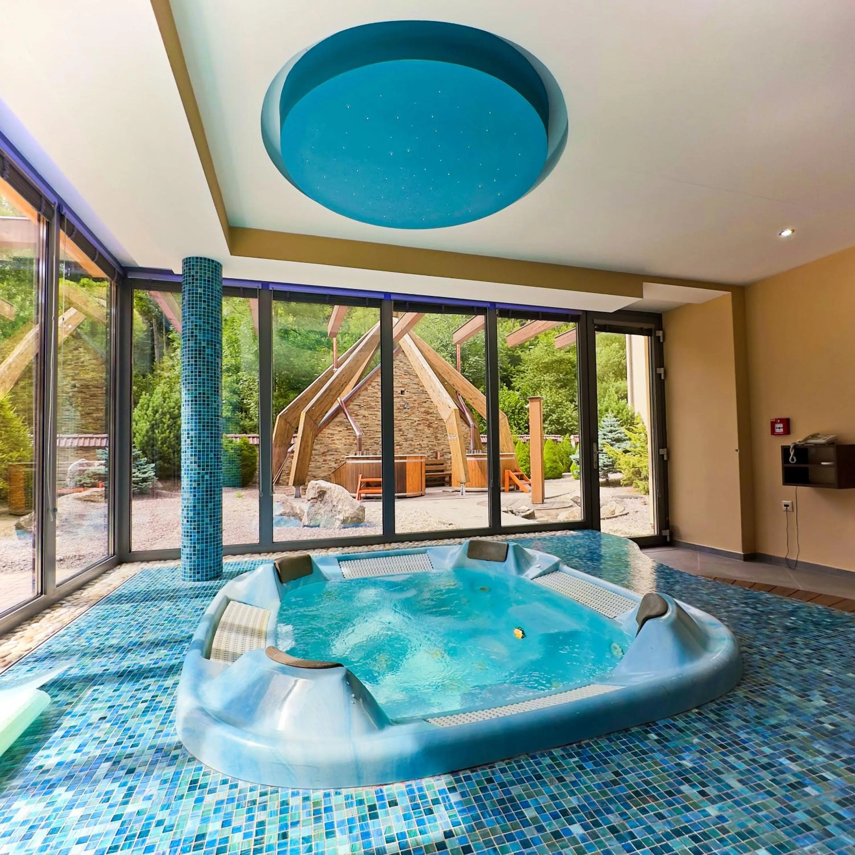 Hot Tub in Country Saloon Belá