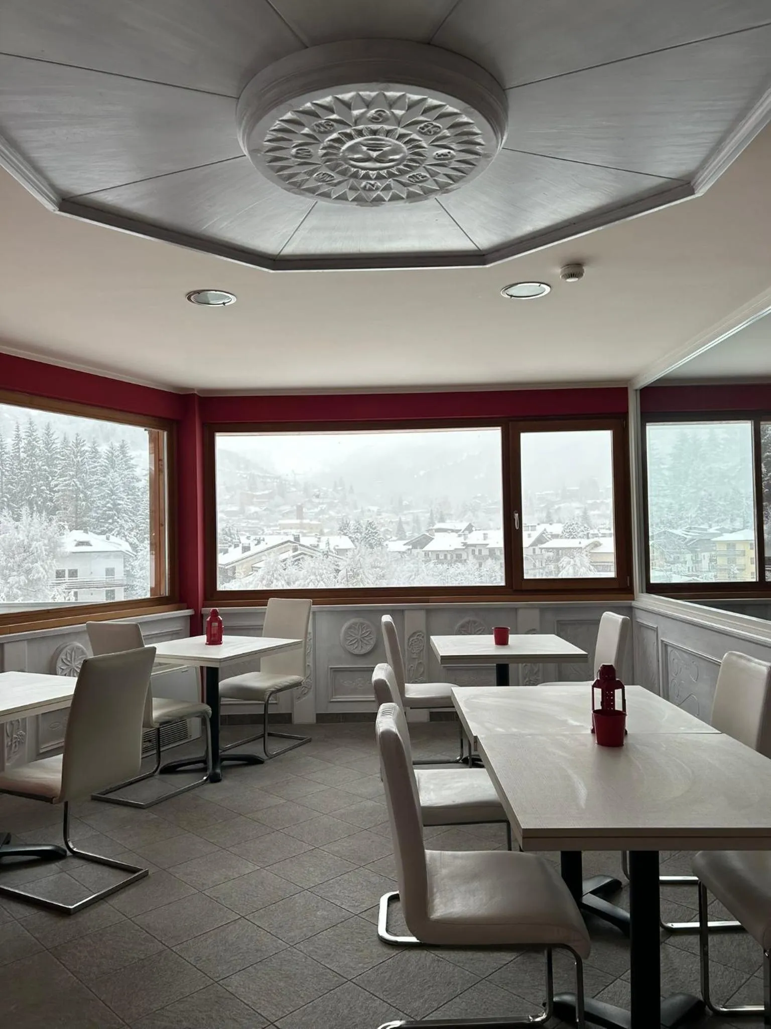 Restaurant/places to eat in Jolly Resort & SPA