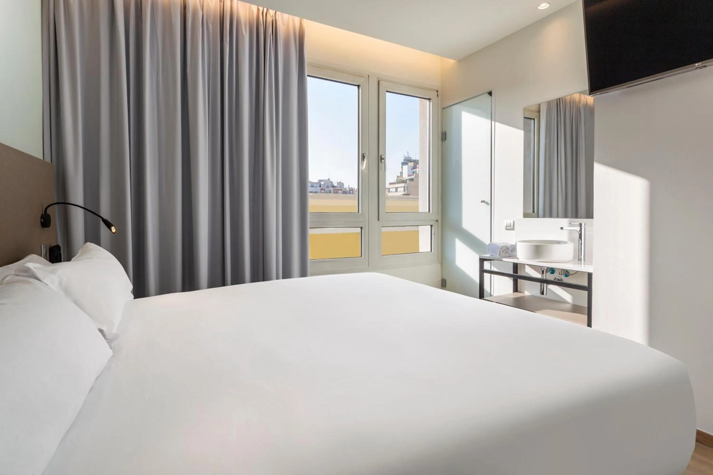 Photo of the whole room, Bed in B&B HOTEL Tarragona Centro Urbis