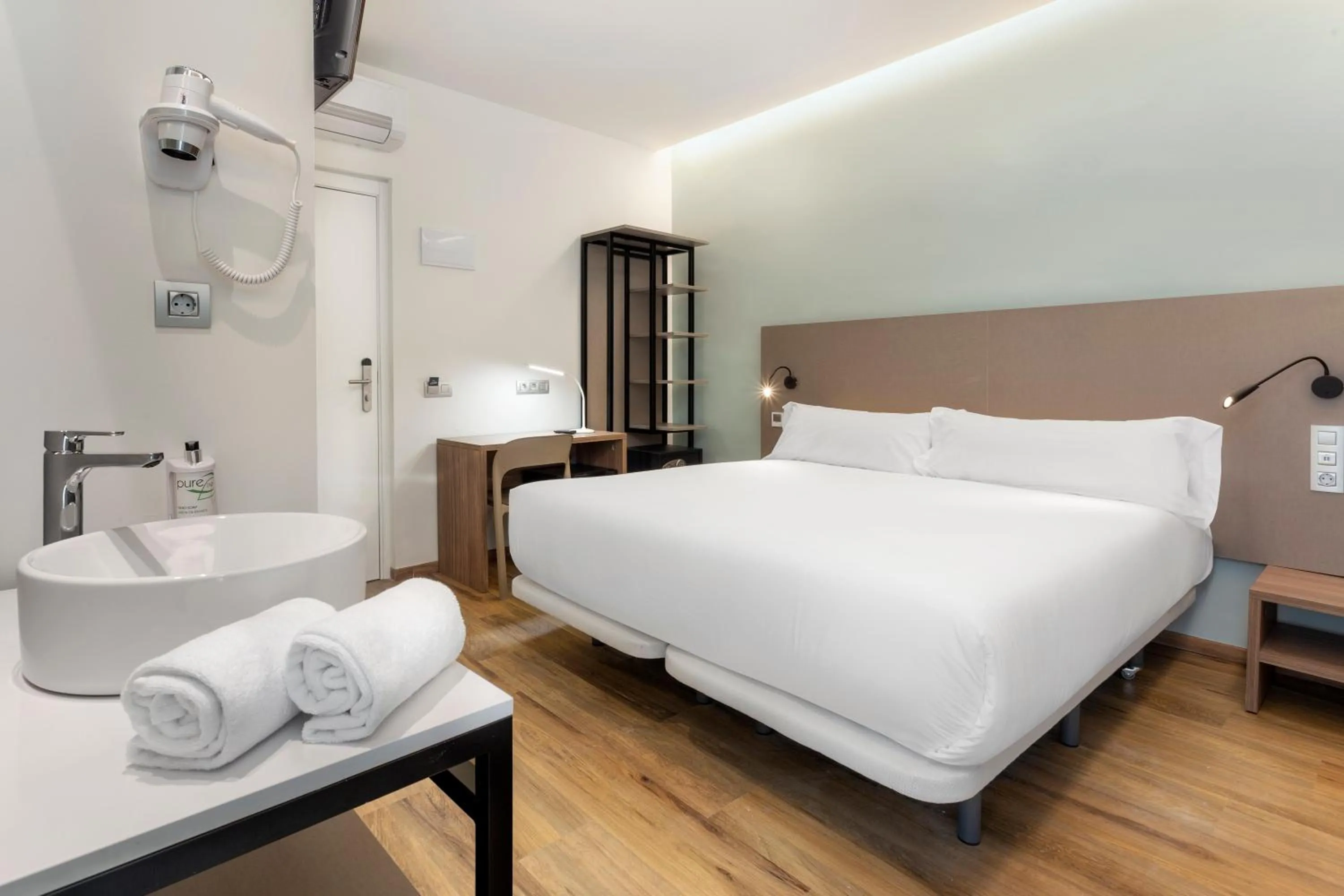 Photo of the whole room, Bed in B&B HOTEL Tarragona Centro Urbis