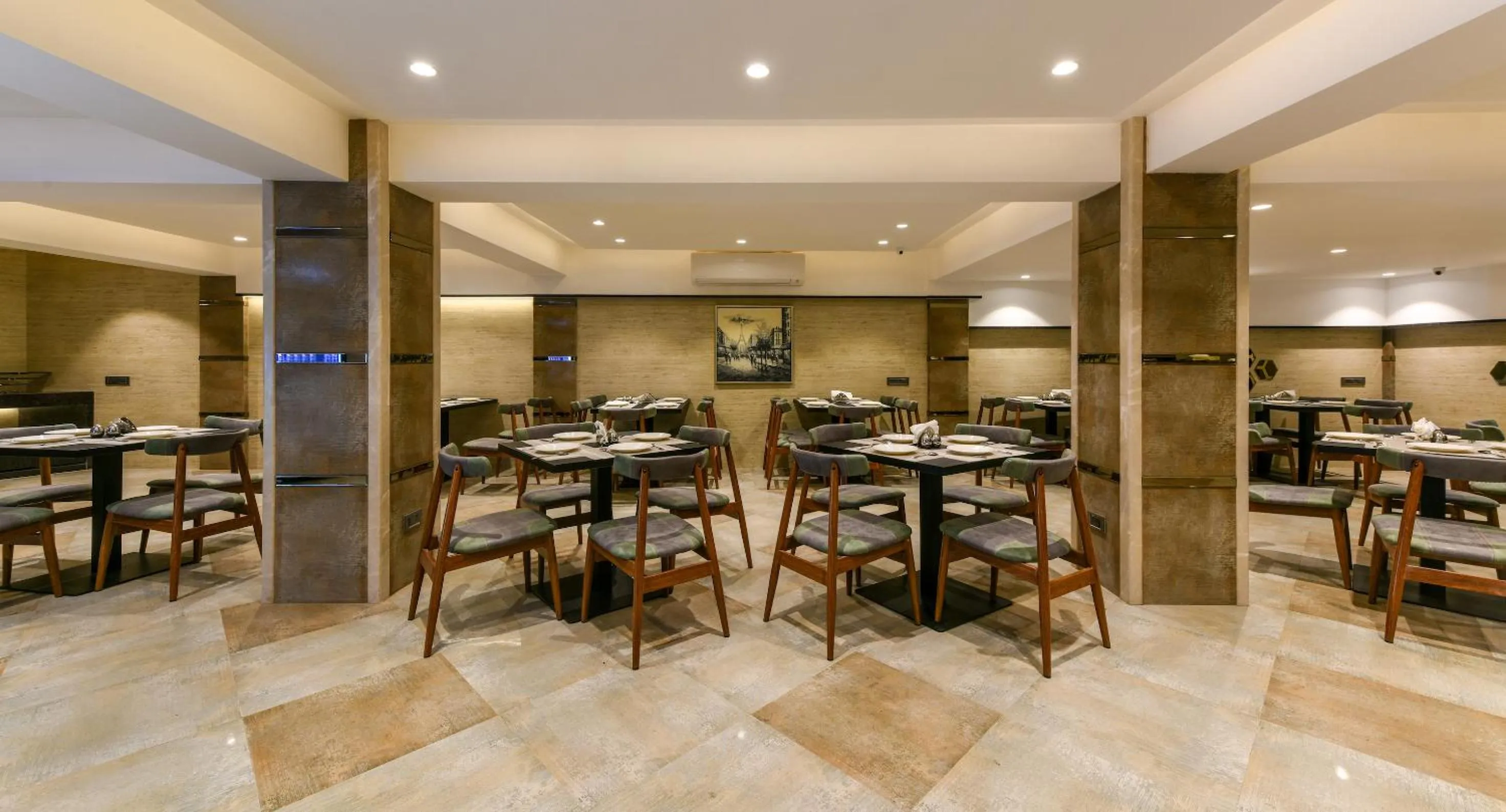 Restaurant/places to eat in Hotel Orient Regency