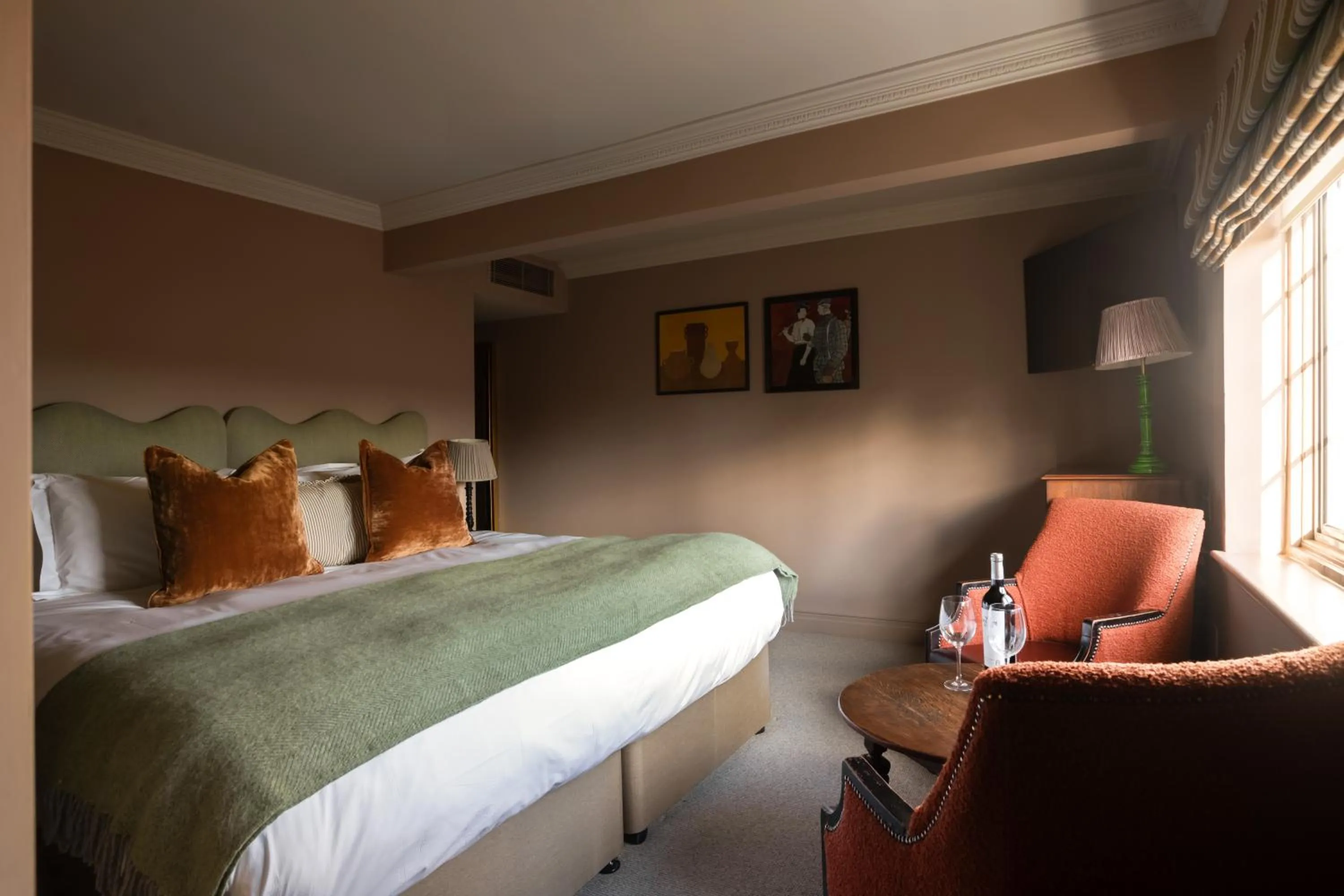 Bedroom, Bed in Bedford Arms Hotel