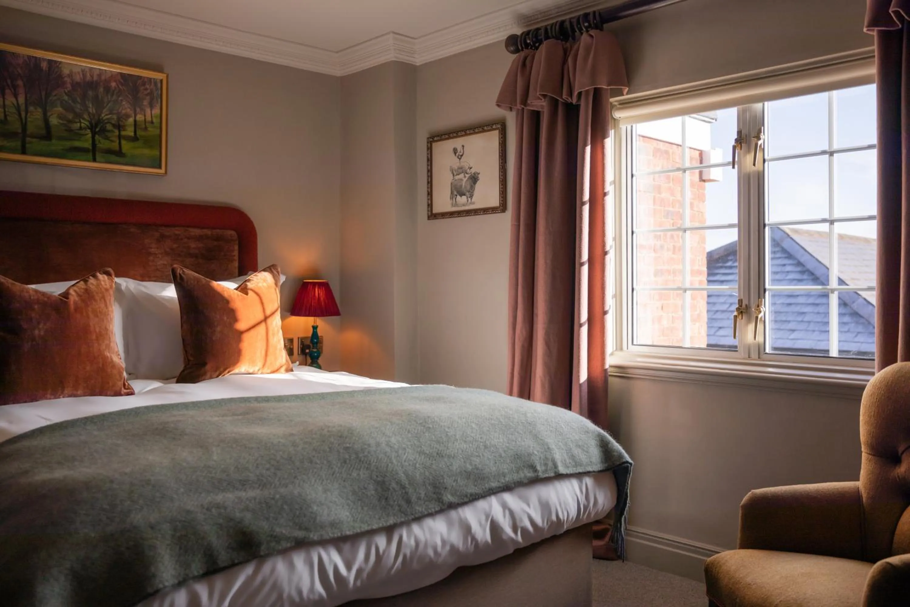 Bedroom, Bed in Bedford Arms Hotel