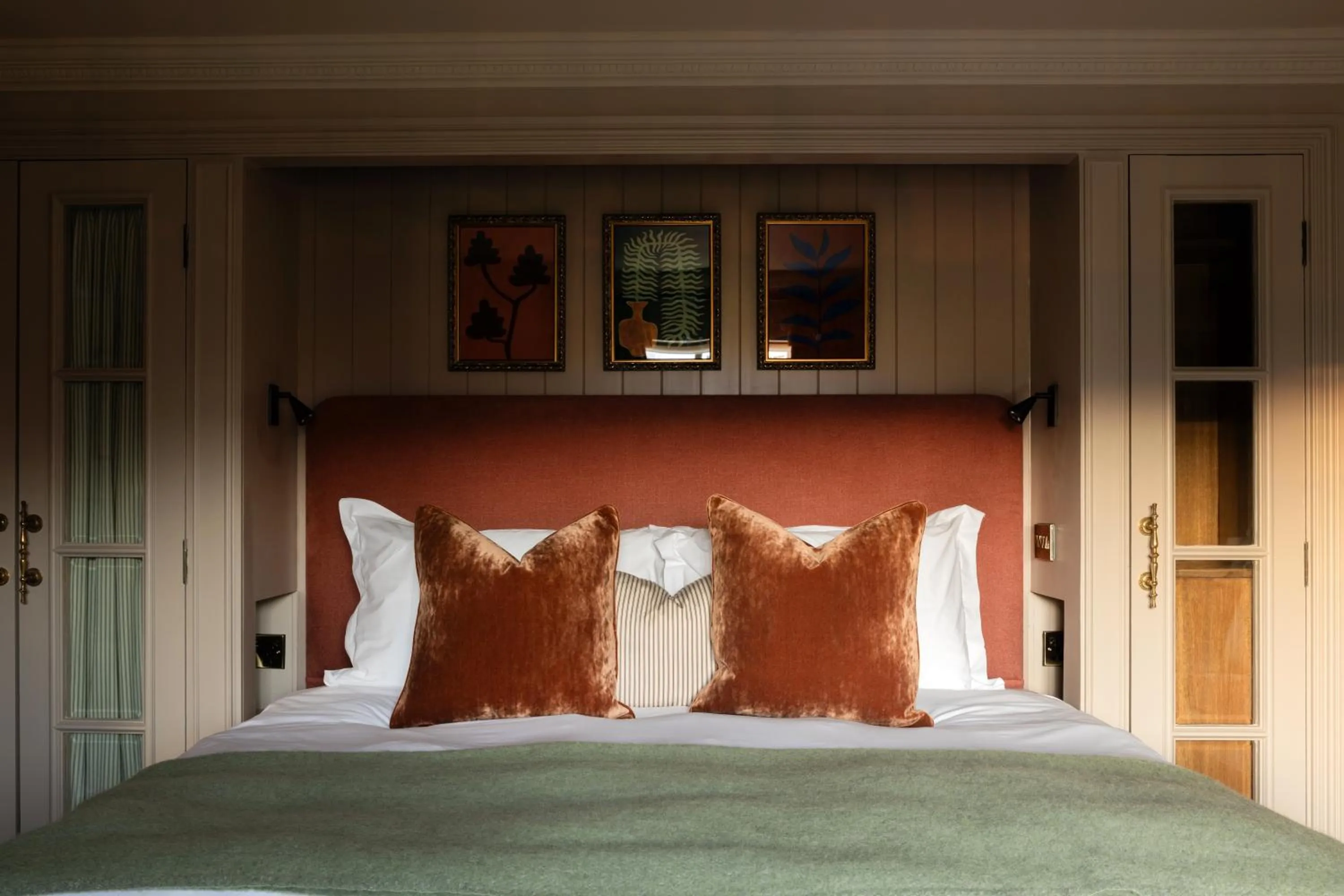 Bedroom, Bed in Bedford Arms Hotel