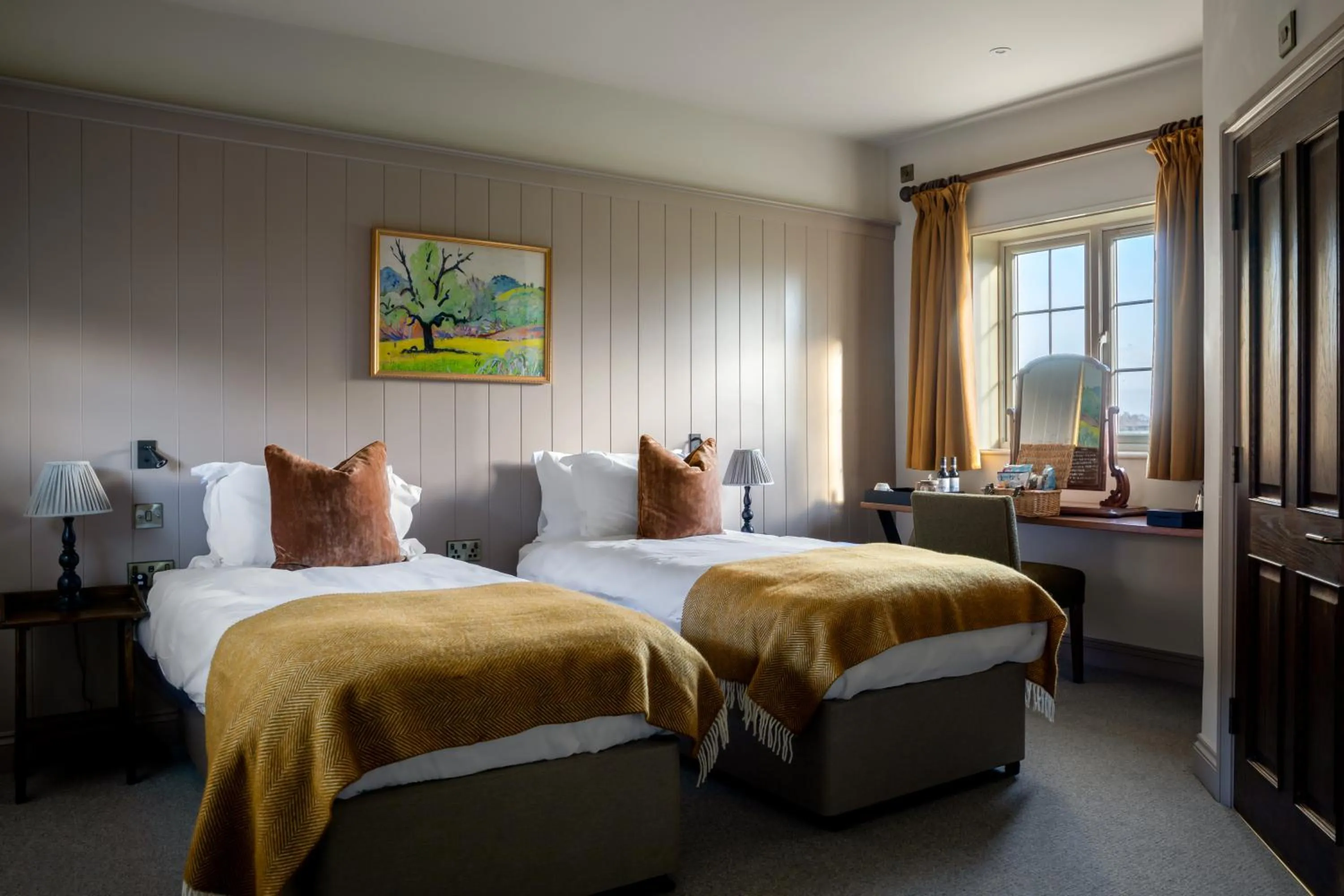 Bedroom, Bed in Bedford Arms Hotel