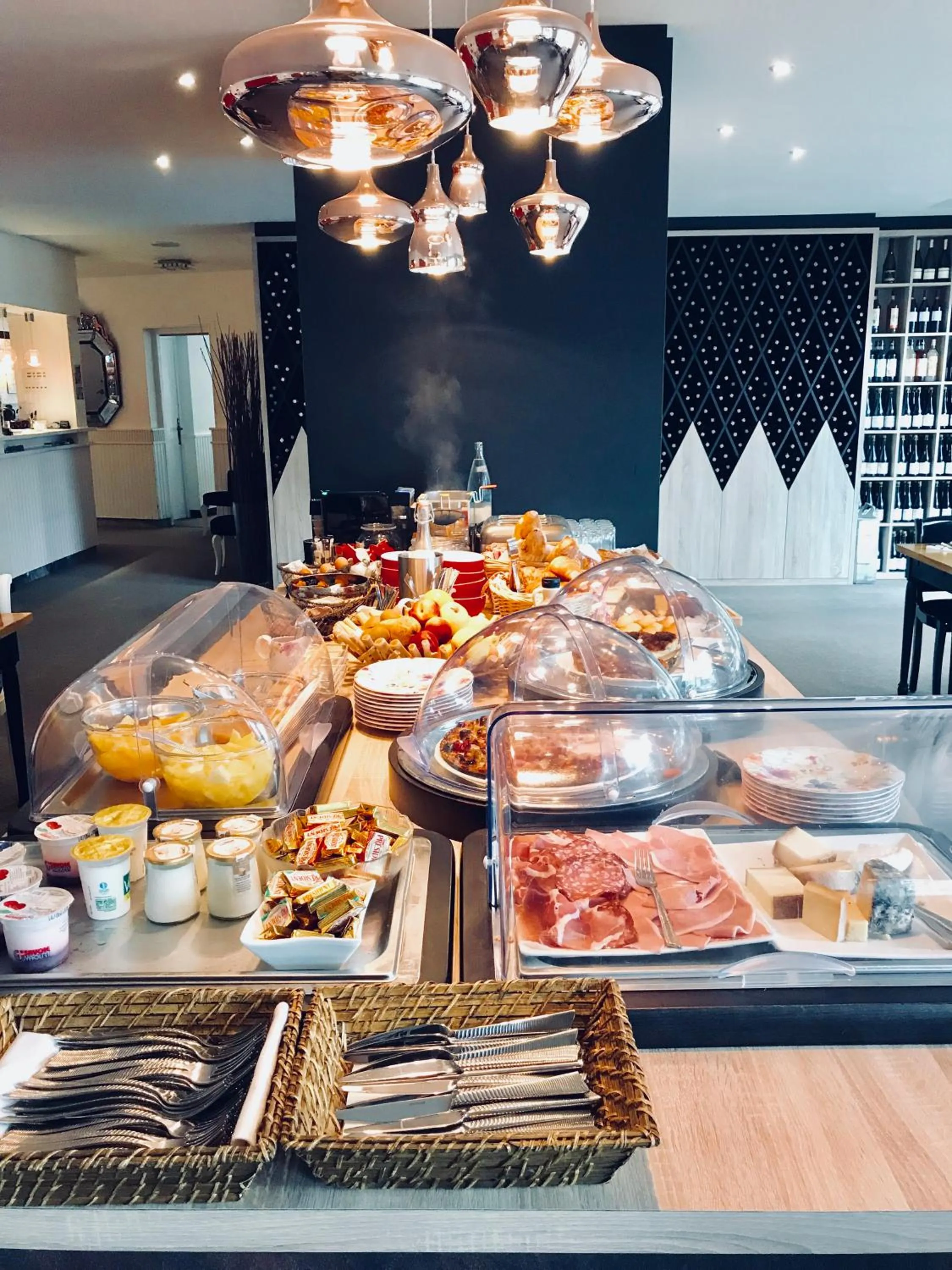 Buffet breakfast in Hôtel Catalpa