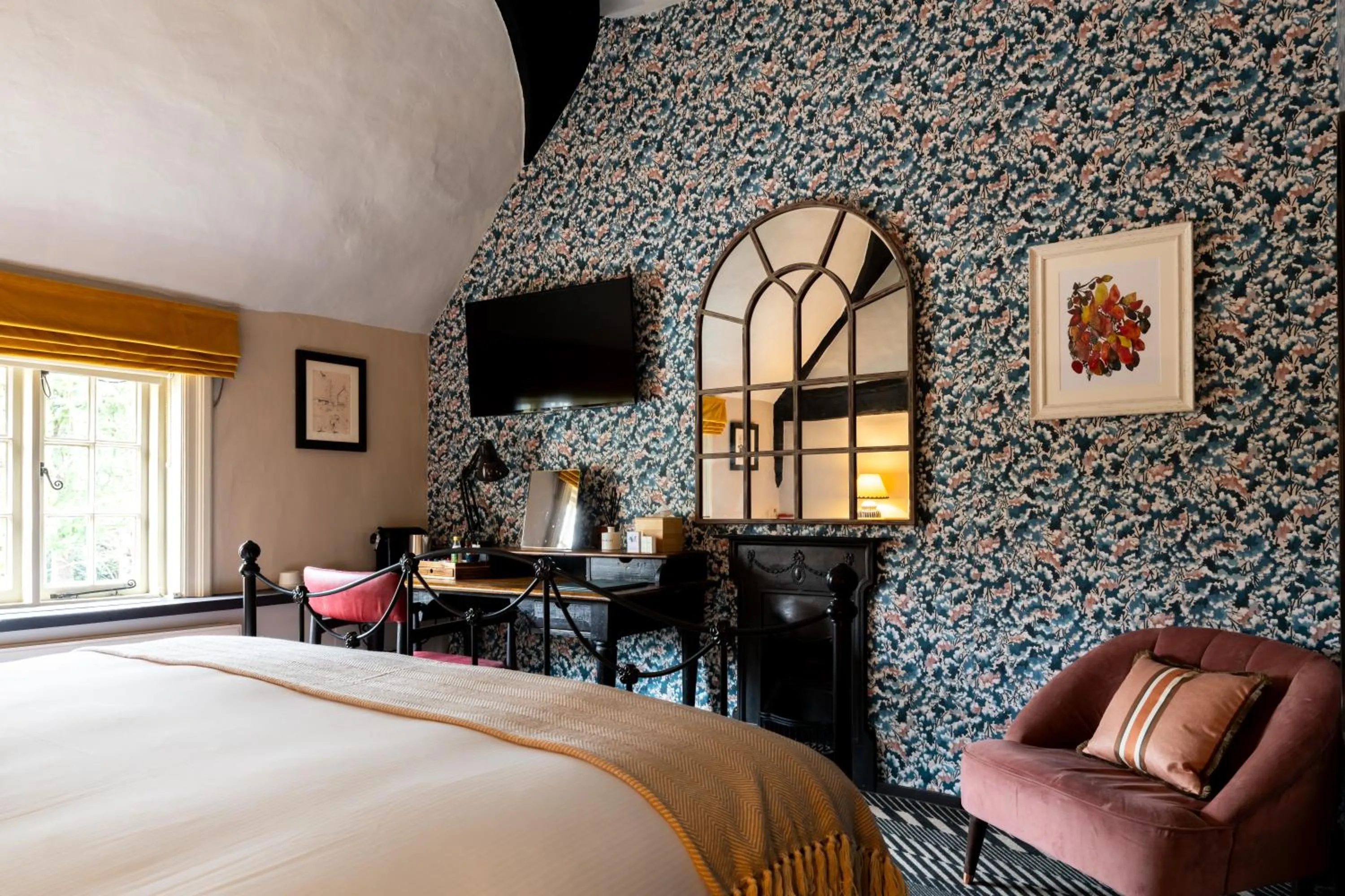 Photo of the whole room, Bed in Bull Inn