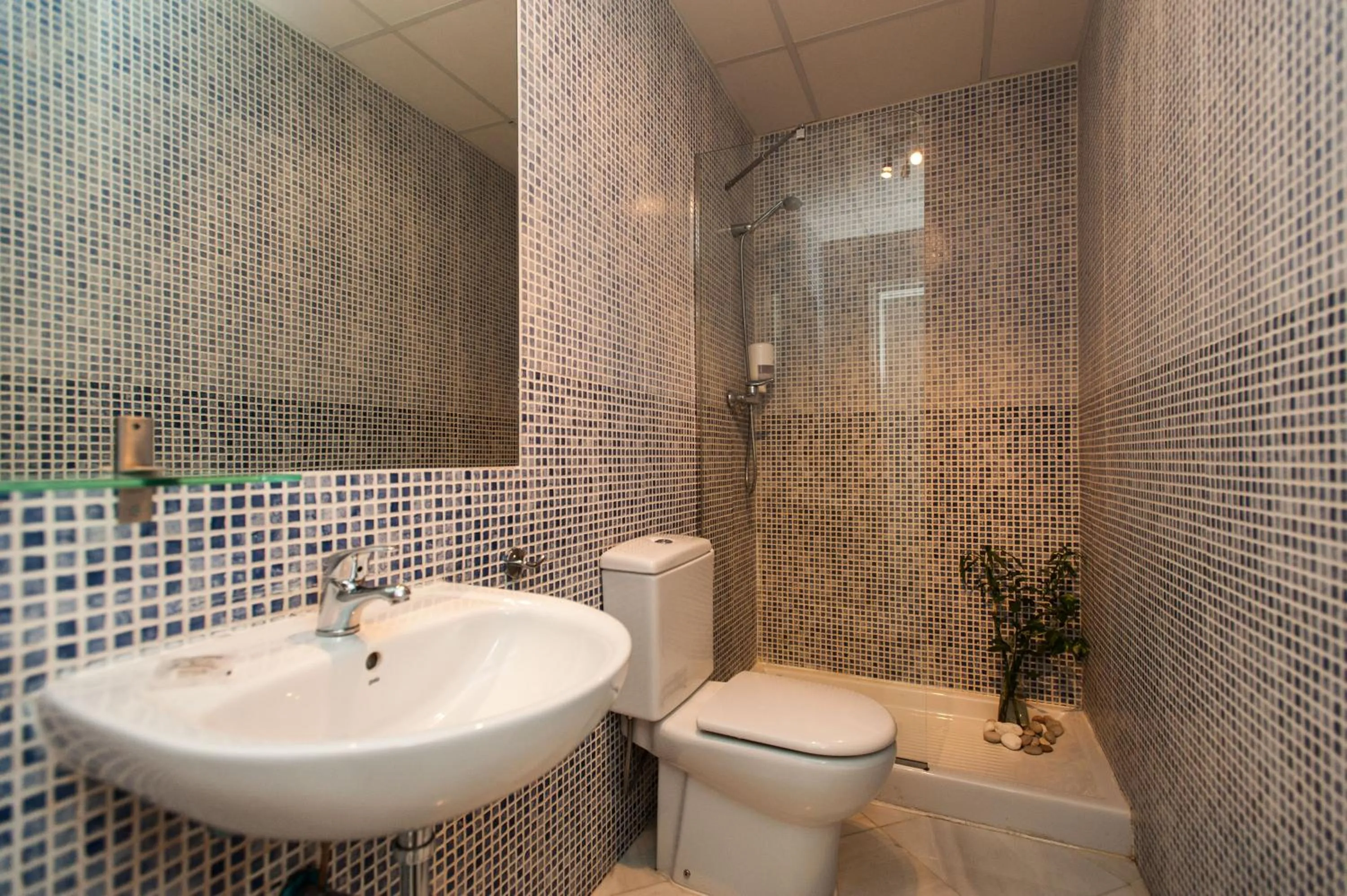 Shower in Singular Pilatos