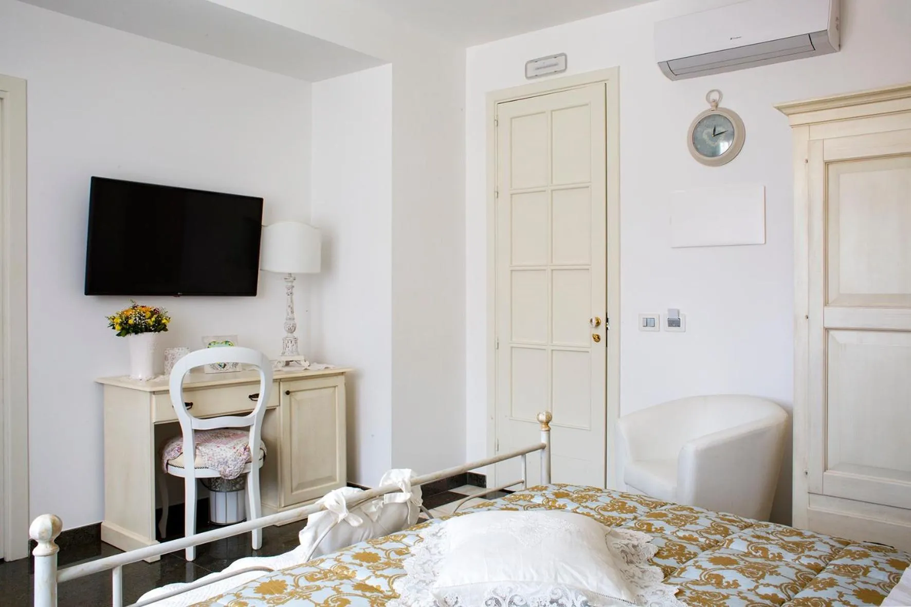 Photo of the whole room, Bed in B&B Blanc Maison Etna Relais & Charme