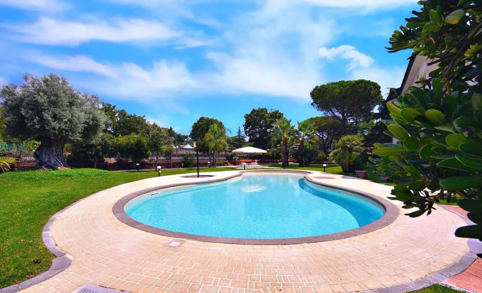 Swimming pool in B&B Blanc Maison Etna Relais & Charme