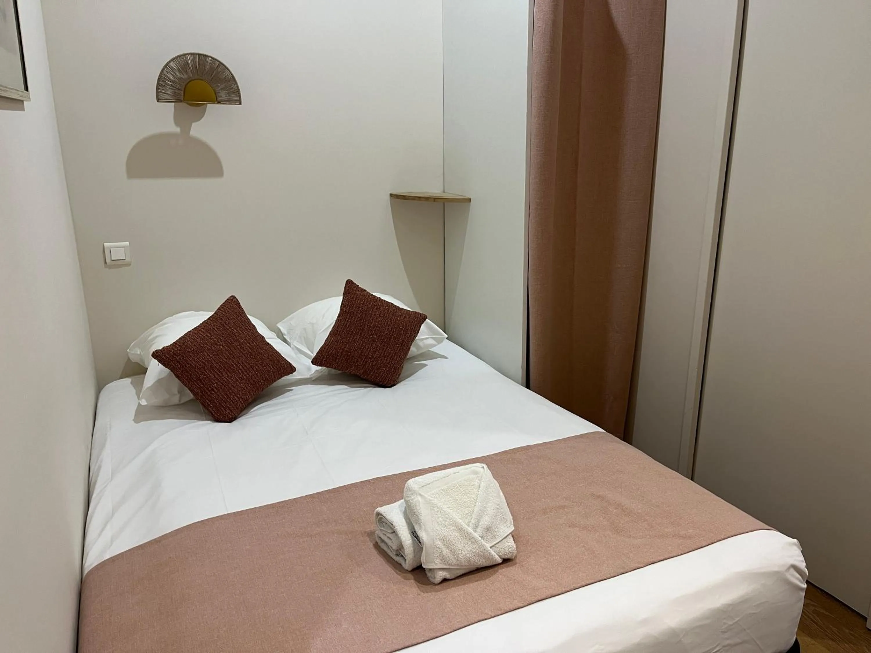 Bed in Nice Garden Hotel