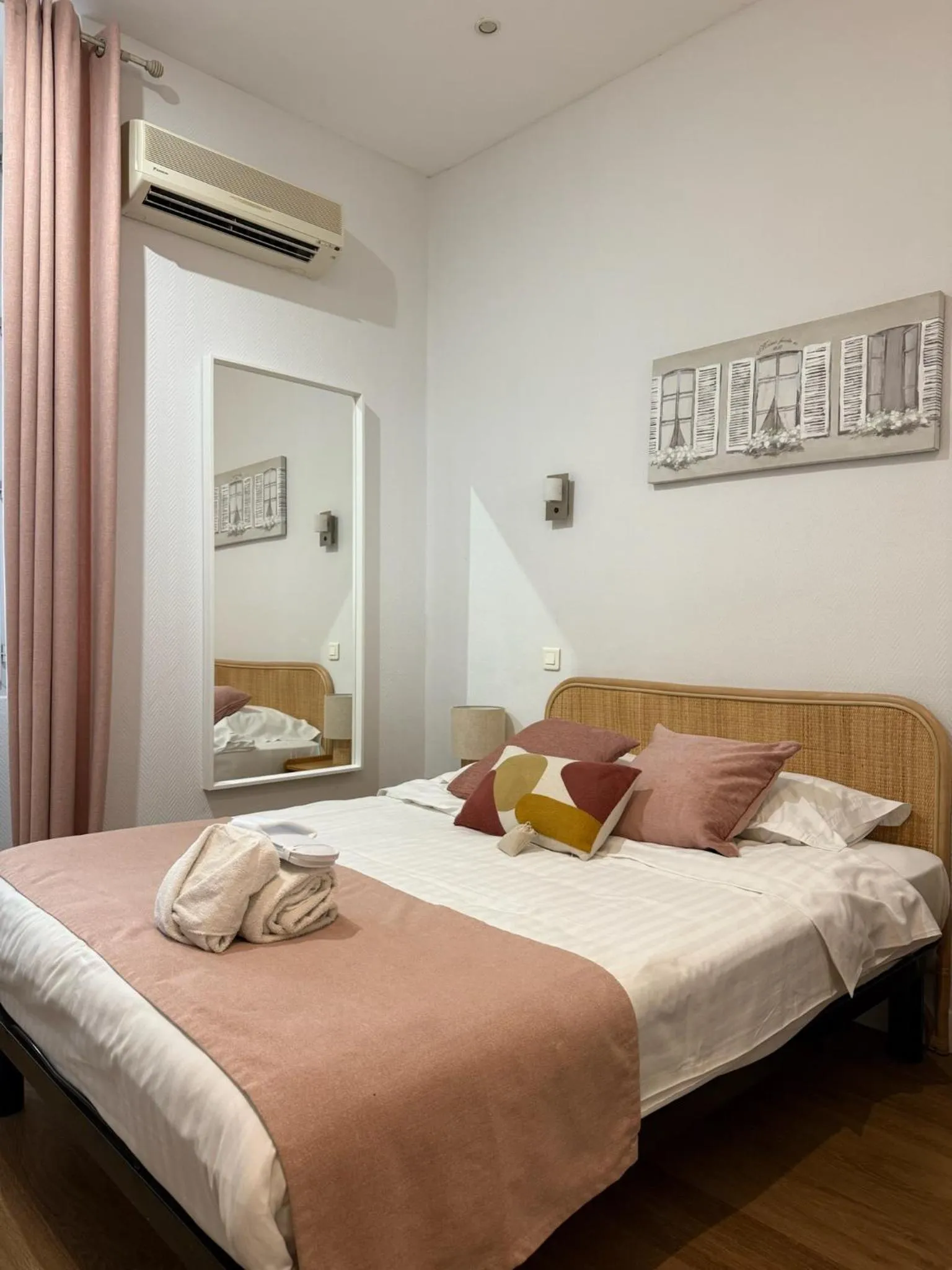 Bed in Nice Garden Hotel