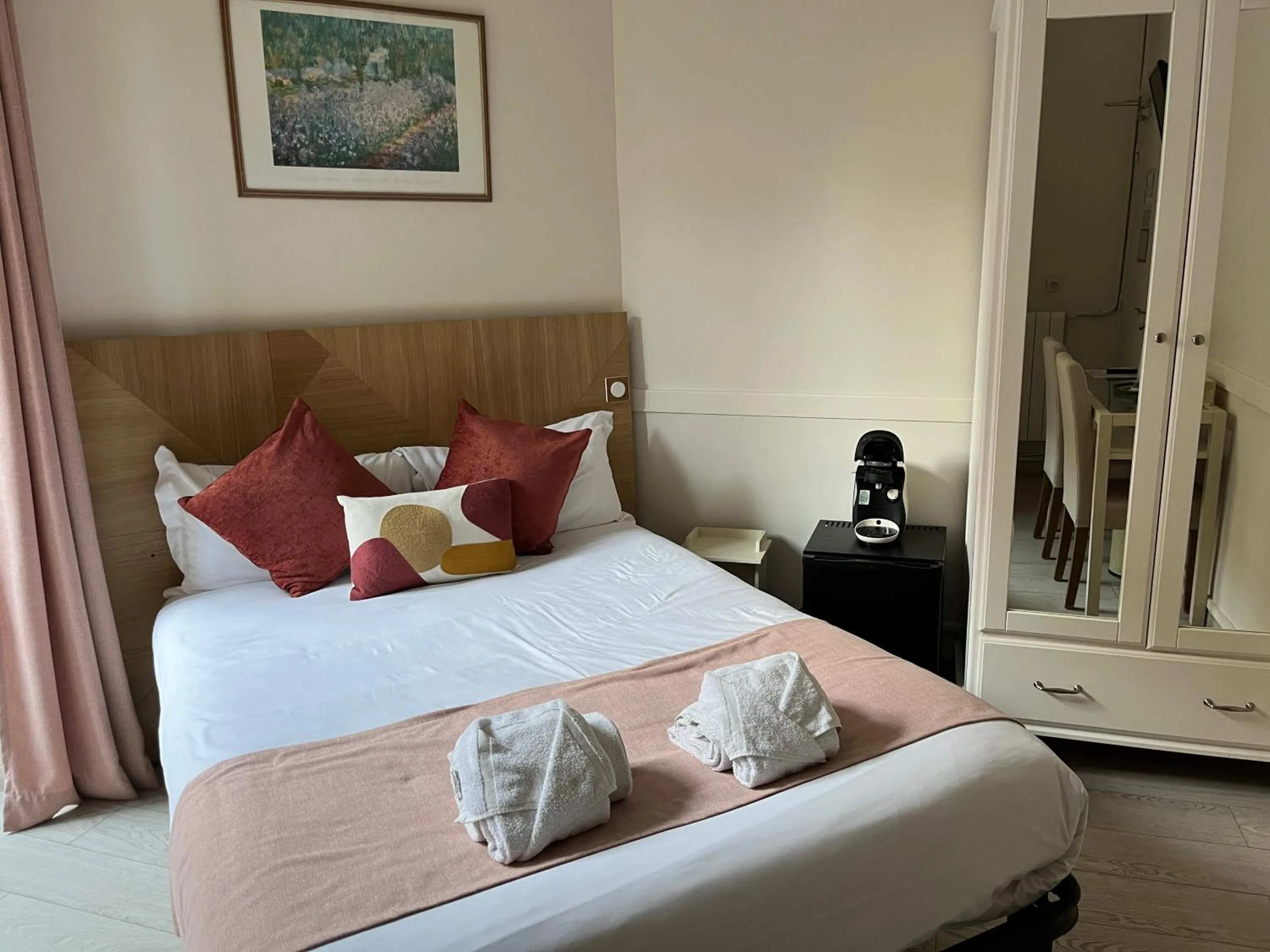 Bed in Nice Garden Hotel