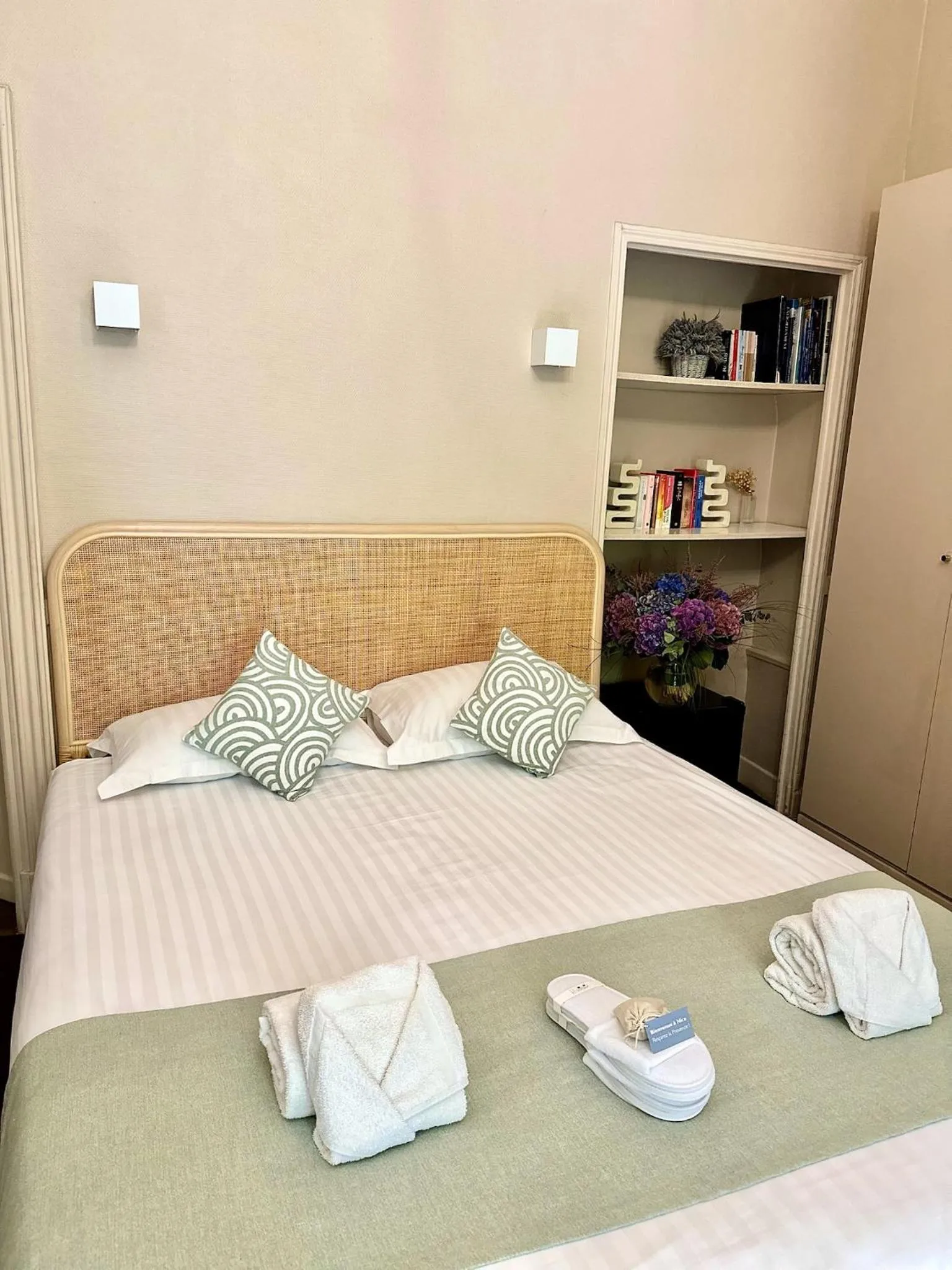 Bed in Nice Garden Hotel